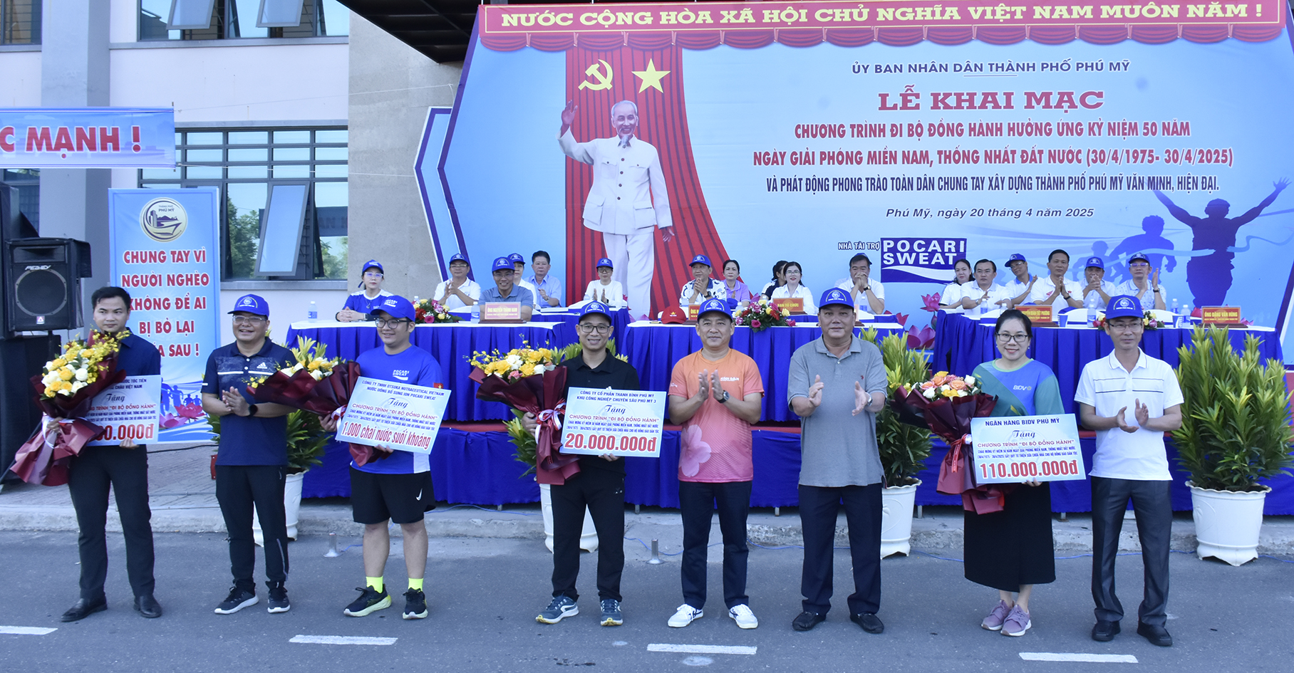 Các DN trao bảng tượng trưng hiện vật ủng hộ chương trình đi bộ và đóng góp gây quỹ chăm lo cho người khó khăn. 