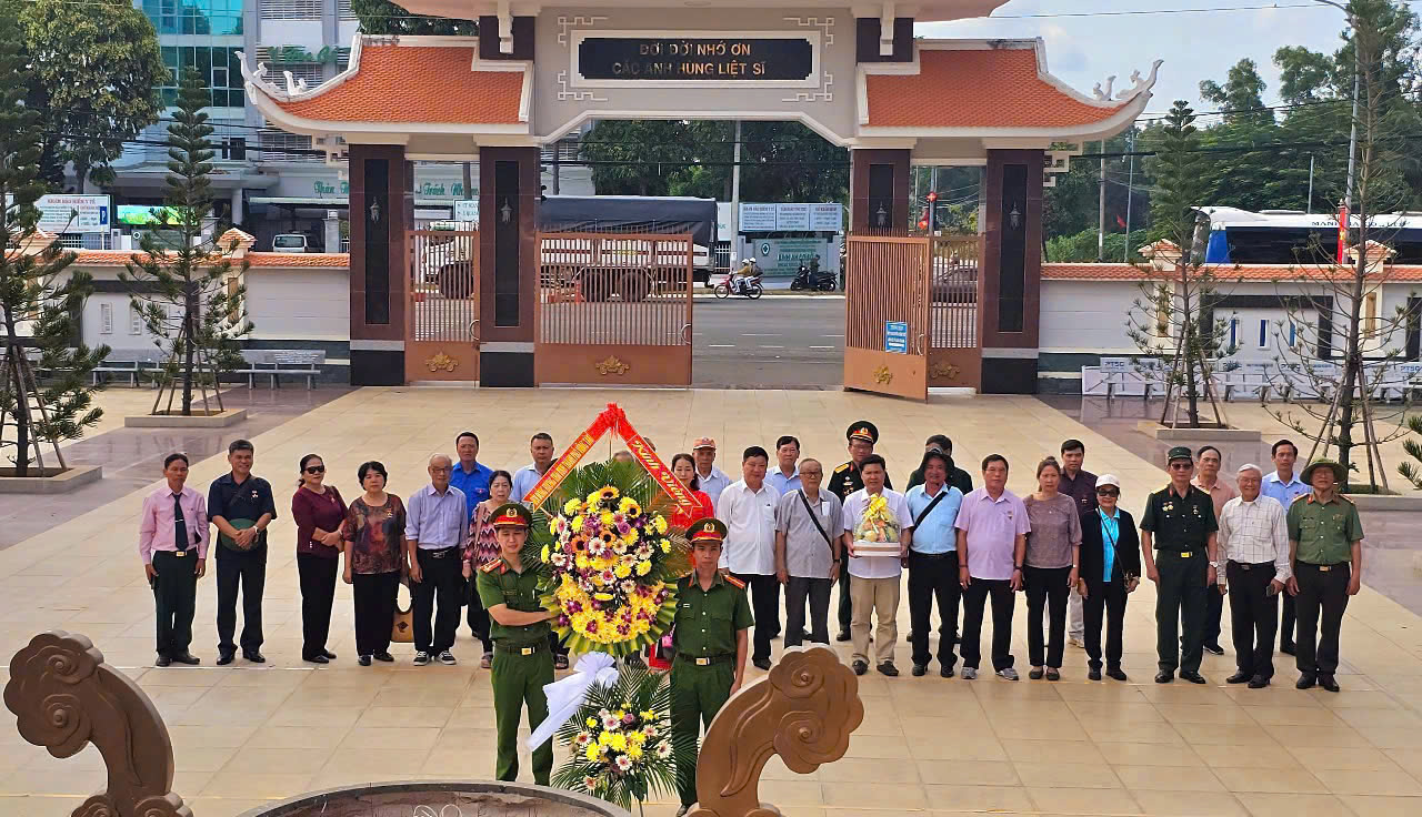 Đoàn Hội đồng hương Thái Bình tại TP. Vũng Tàu dâng hương tưởng niệm tại Nghĩa trang Liệt sĩ tỉnh.