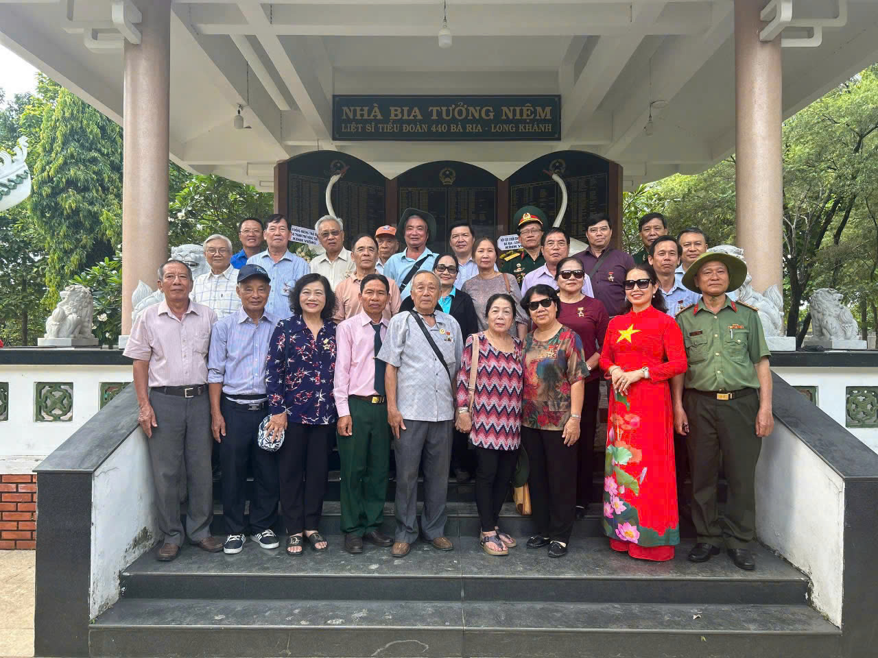 Đoàn chụp hình lưu niệm tại Bia tưởng niệm liệt sĩ Tiểu đoàn 440 Bà Rịa - Long Khánh.