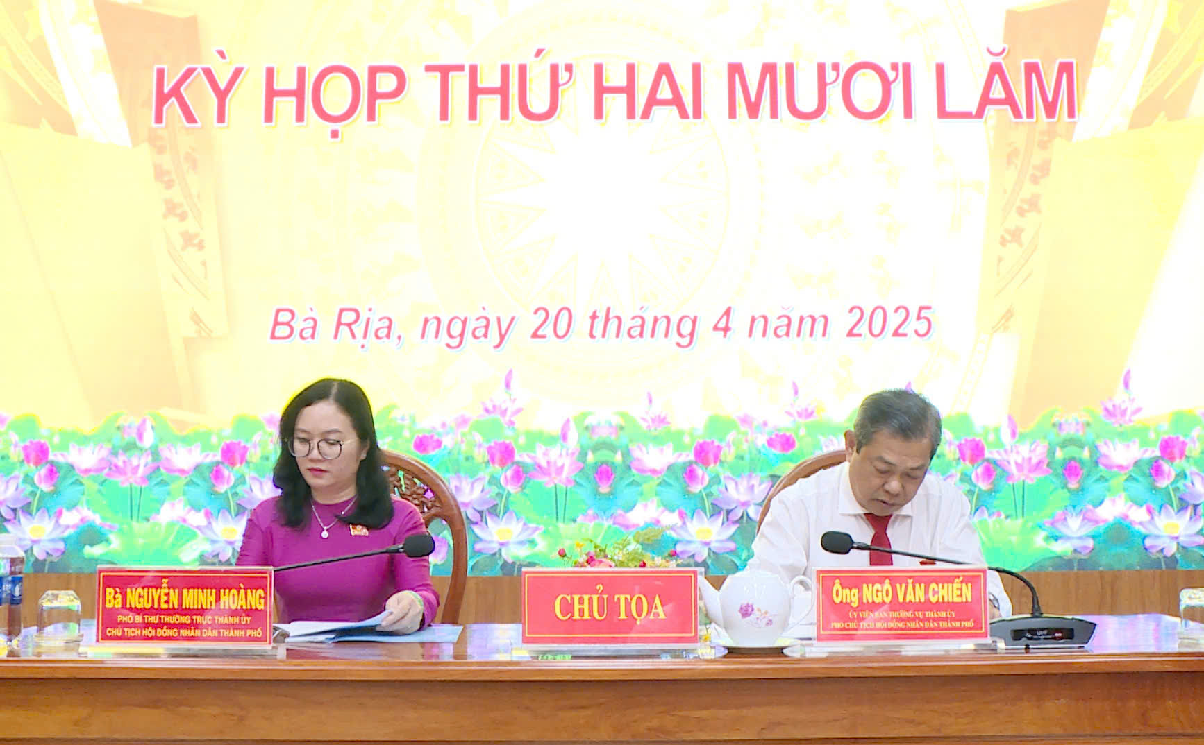 Bà Nguyễn Minh Hoàng, Phó Bí thư Thường trực, Chủ tịch HĐND TP.Bà Rịa và ông Ngô Văn Chiến, Phó Chủ tịch HĐND TP.Bà Rịa chủ tọa kỳ họp.