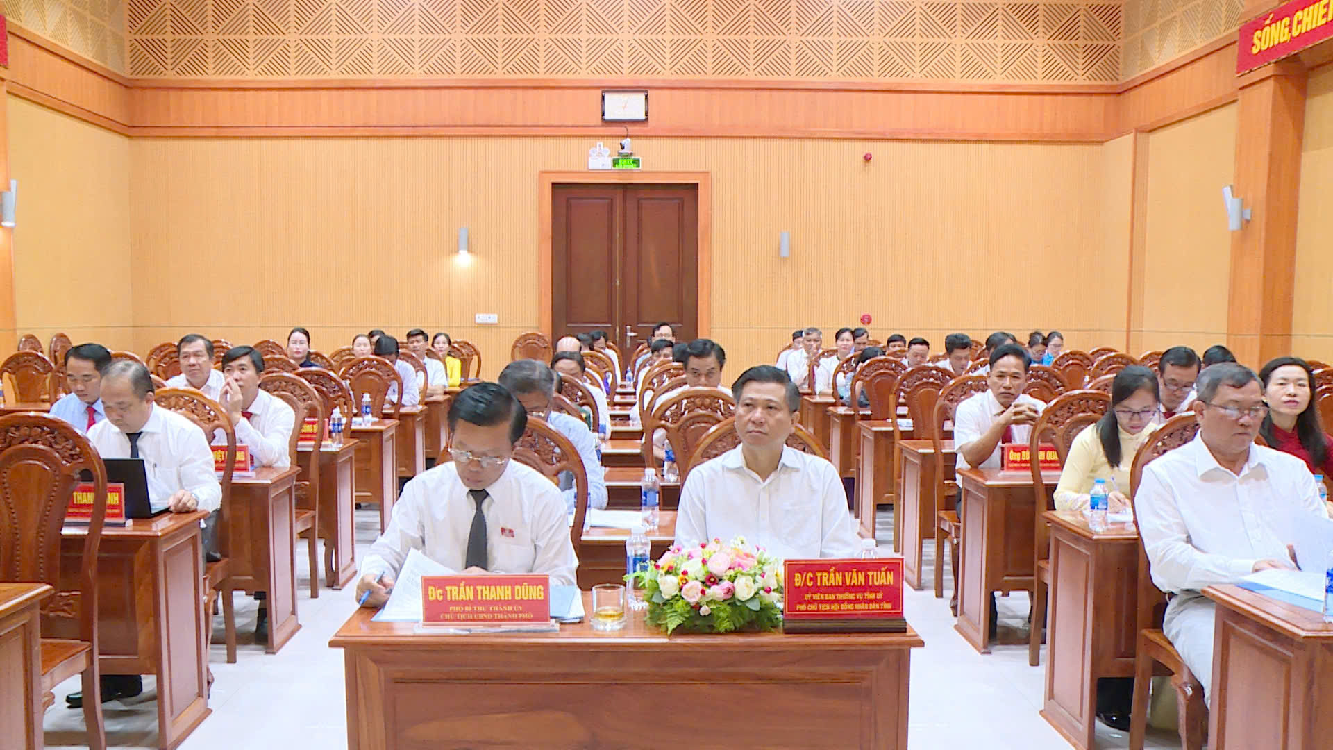 Ông Trần Văn Tuấn, Ủy viên Ban Thường vụ Tỉnh ủy, Phó Chủ tịch HĐND tỉnh cùng các đại biểu dự kỳ họp.