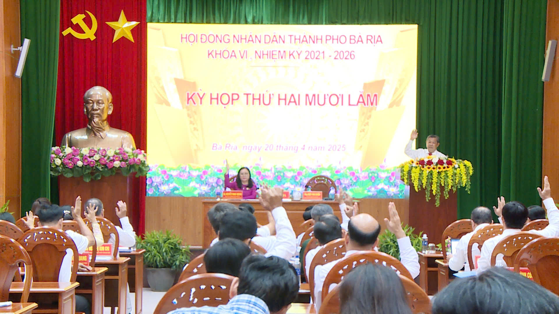 Đại biểu HĐND TP.Bà Rịa biểu quyết thống nhất thông qua tờ trình tại kỳ họp.