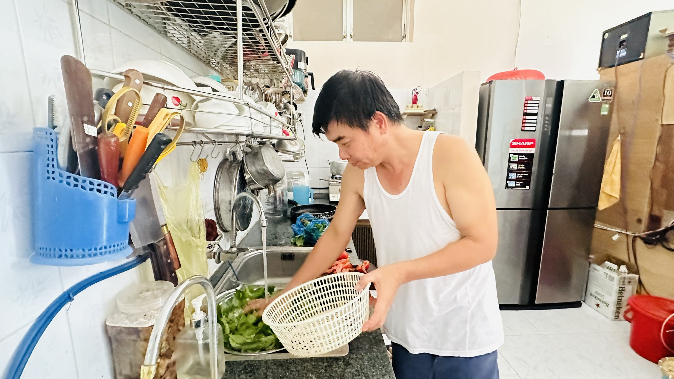 Anh Đoàn Minh Phương chuẩn bị bữa trưa trong căn nhà ở khu tập thể giáo viên huyện Côn Đảo.