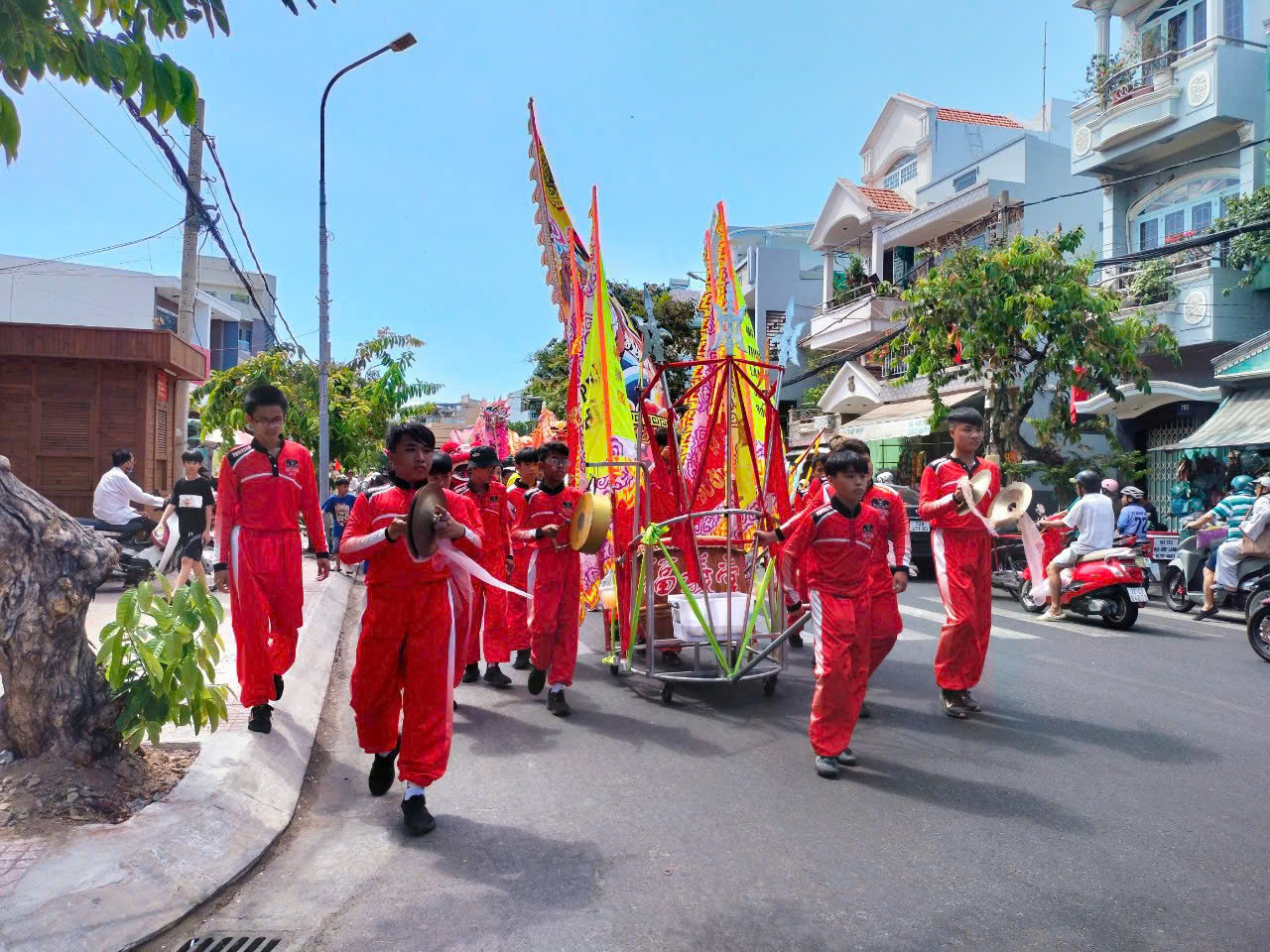 Đoàn rước nghinh Ông Nam Hải phường Thắng Nhì.