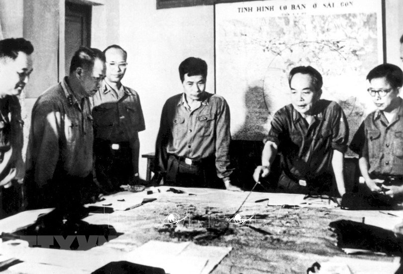 Đại tướng Võ Nguyên Giáp cùng các đồng chí trong Quân ủy Trung ương duyệt phương án tác chiến Chiến dịch Hồ Chí Minh. Ảnh: TTXVN