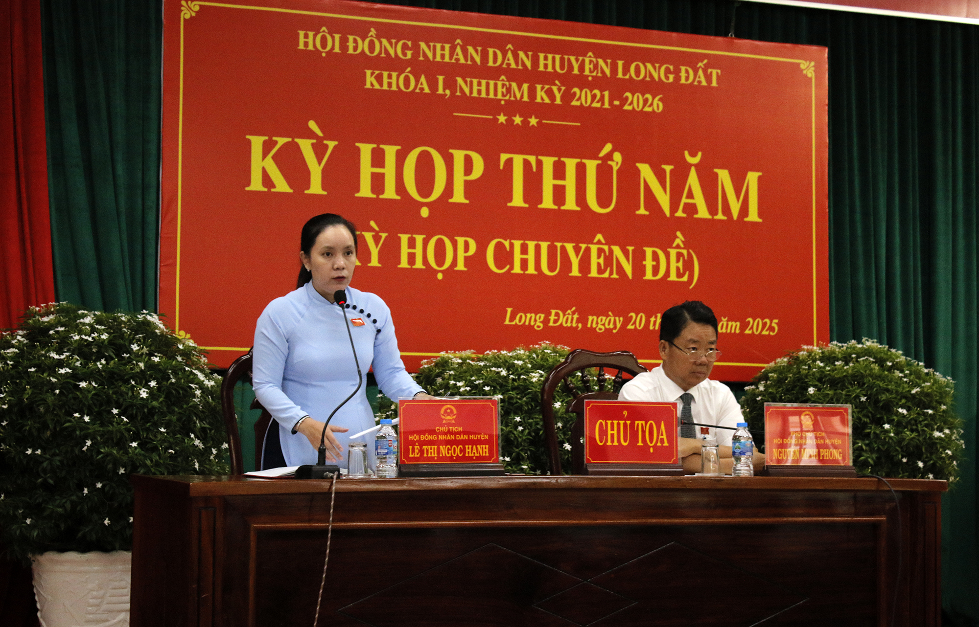 Chủ tọa điều hành kỳ họp.