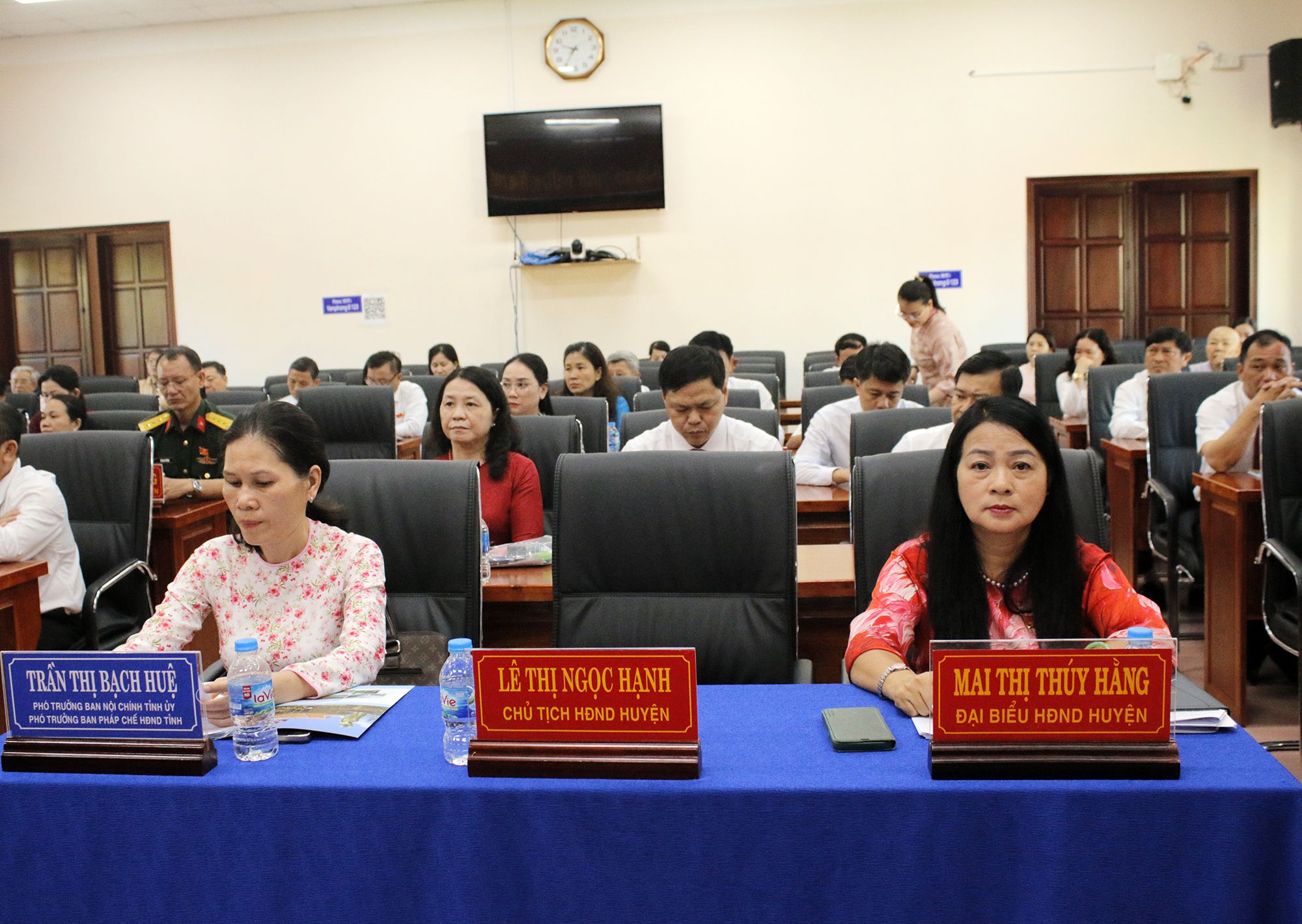 Các đại biểu tham dự kỳ họp.
