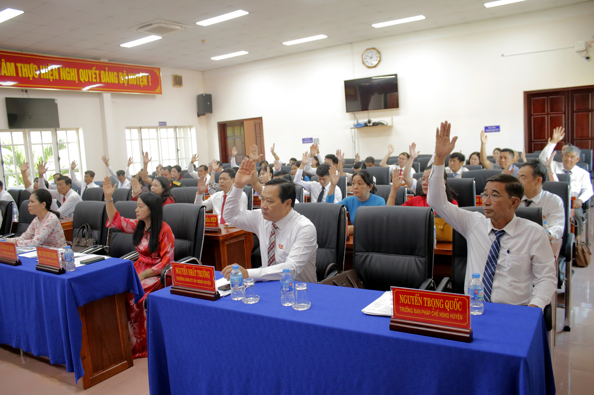 Các đại biểu HĐND huyện biểu quyết thông qua Nghị quyết về việc tán thành chủ trương hợp nhất tỉnh Bà Rịa - Vũng Tàu, tỉnh Bình Dương và TP.Hồ Chí Minh và sắp xếp đơn vị hành chính cấp xã năm 2025 trên địa bàn huyện Long Đất.