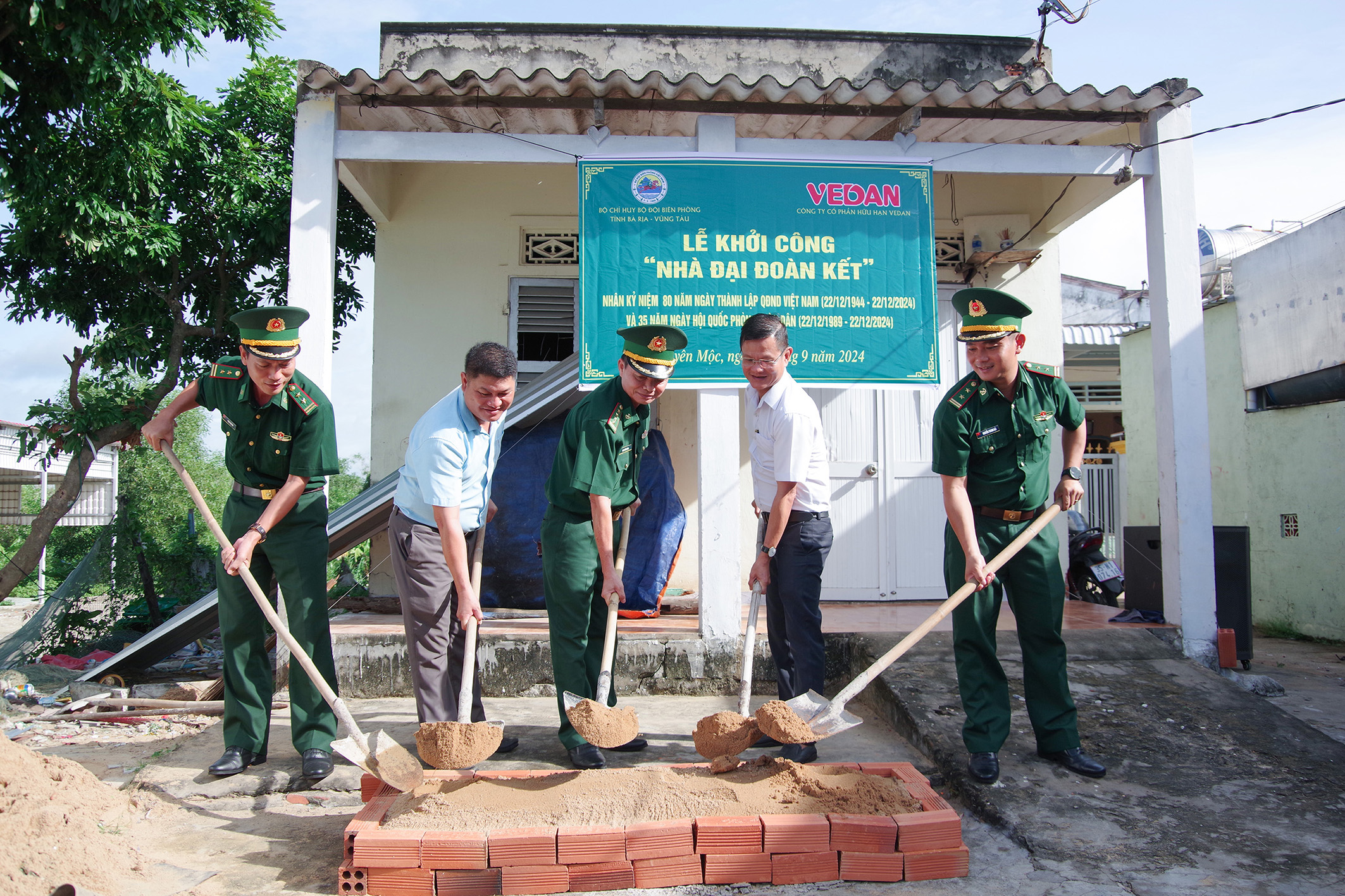  Lãnh đạo Bộ đội Biên phòng tỉnh cùng UBND xã Bình Châu (huyện Xuyên Mộc) tham gia lễ khởi công xây dựng “nhà đại đoàn kết” cho bà Hồ Thị Lý.