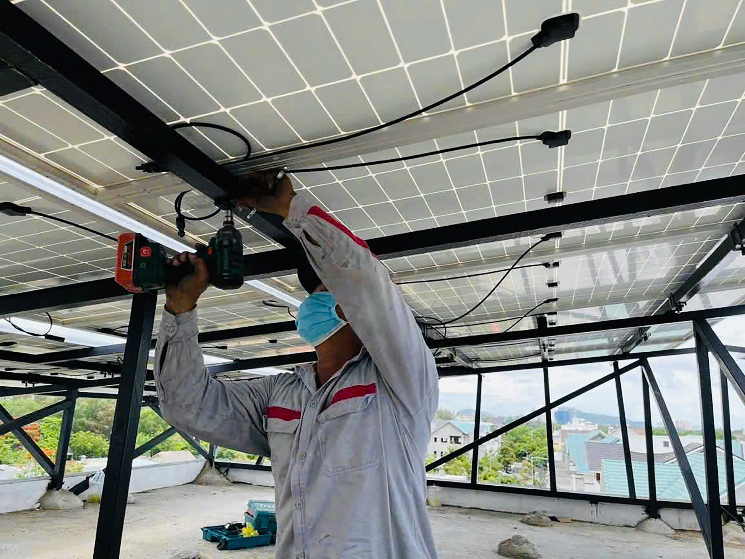 Nhân viên Công ty Vũ Sơn lắp đặt điện áp mái cho khách hàng tại xã Hòa Long, TP.Bà Rịa.