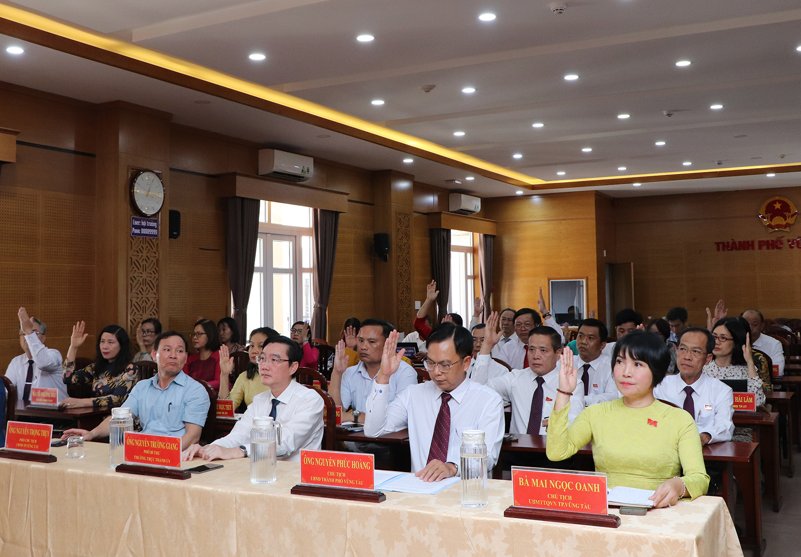 Các đại biểu biểu quyết tán thành các  dự thảo nghị quyết tại Kỳ họp.