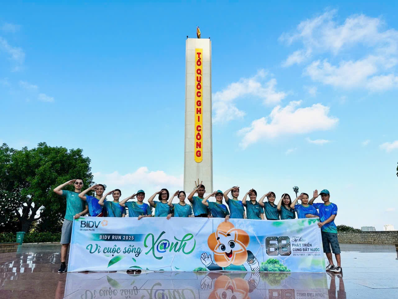 Cán bộ, nhân viên BIDV chi nhánh Phú Mỹ chụp hình lưu niệm tại buổi tham gia giải chạy “BIDVRUN - Cho cuộc sống Xanh” 