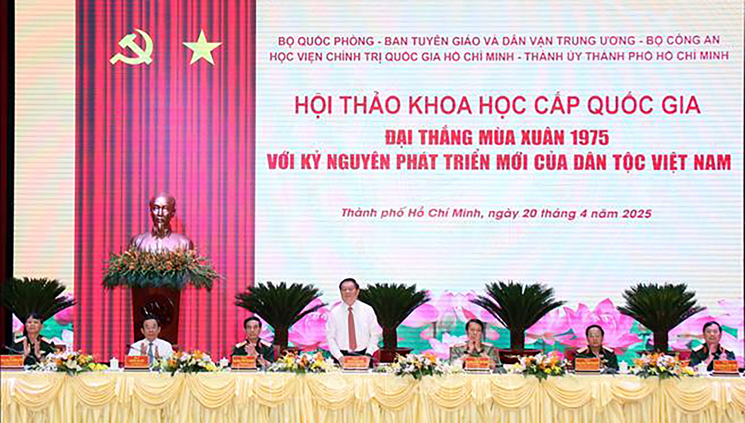 Các đại biểu chủ trì hội thảo “Đại thắng mùa Xuân 1975 với kỷ nguyên phát triển mới của dân tộc Việt Nam”.
