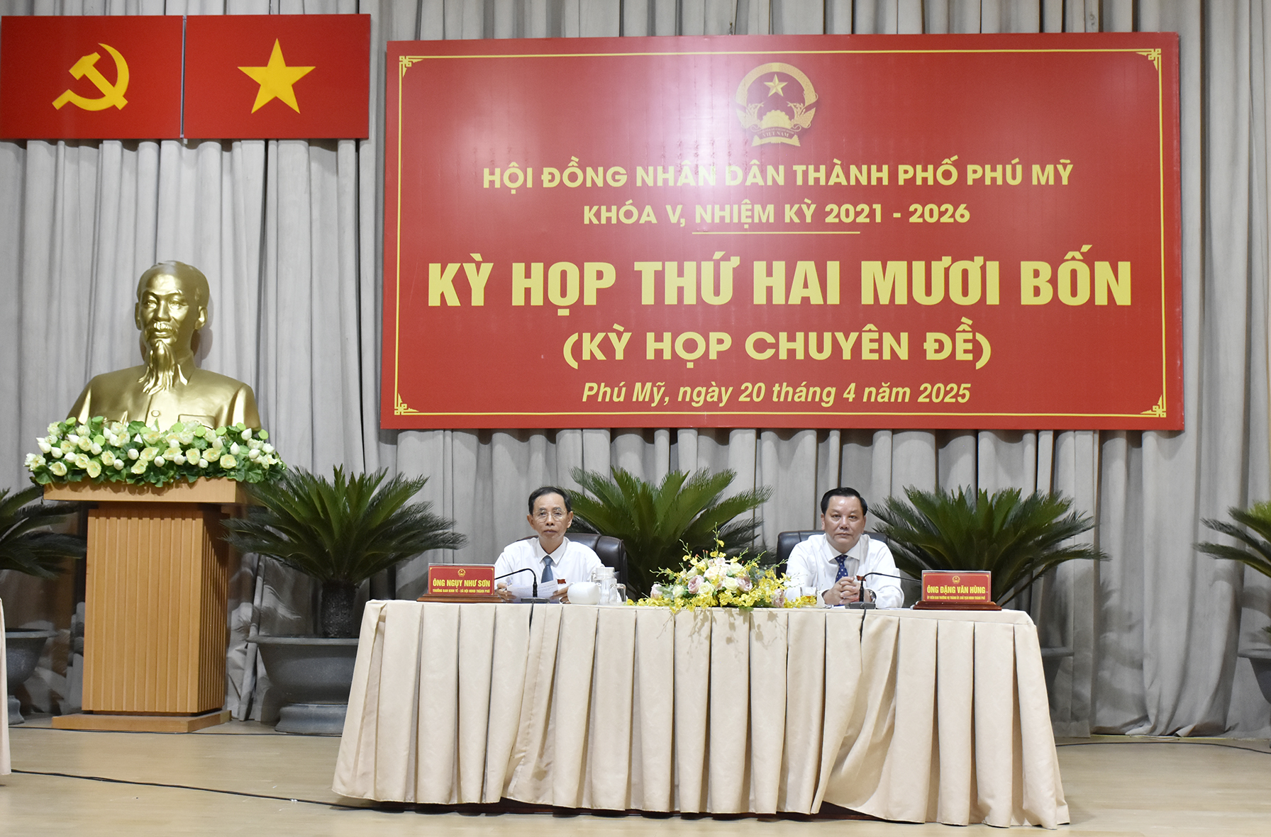 Ông Đặng Văn Hùng, Chủ tịch HĐND TP.Phú Mỹ và ông Ngụy Như Sơn, Trưởng Ban Kinh tế -xã hội HĐND TP.Phú Mỹ chủ trì Kỳ họp.