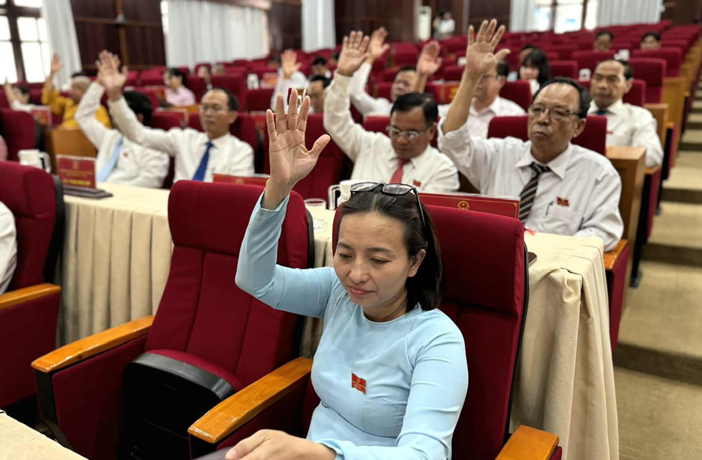 Đại biểu HĐND biểu quyết thông qua Nghị quyết.