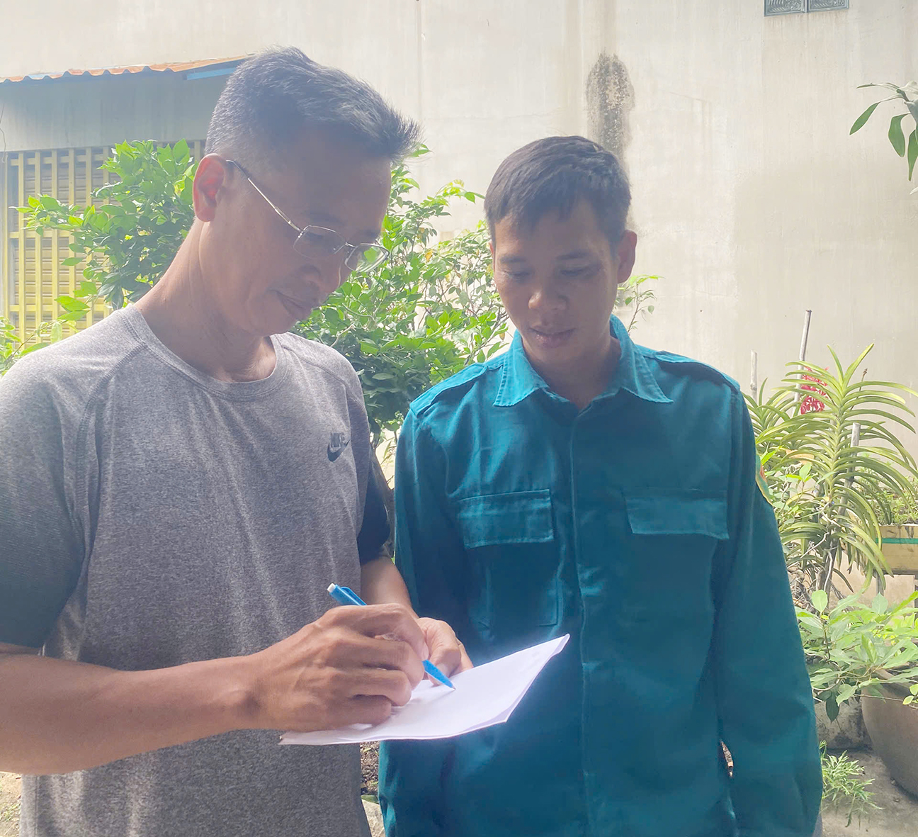 Dân quân thường trực phường Tân Hải phát phiếu lấy ý kiến cử tri đại diện hộ gia đình trong ngày 17/4.