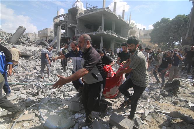 Chuyển nạn nhân sau vụ không kích của Israel xuống thành phố Rafah, miền Nam Dải Gaza.