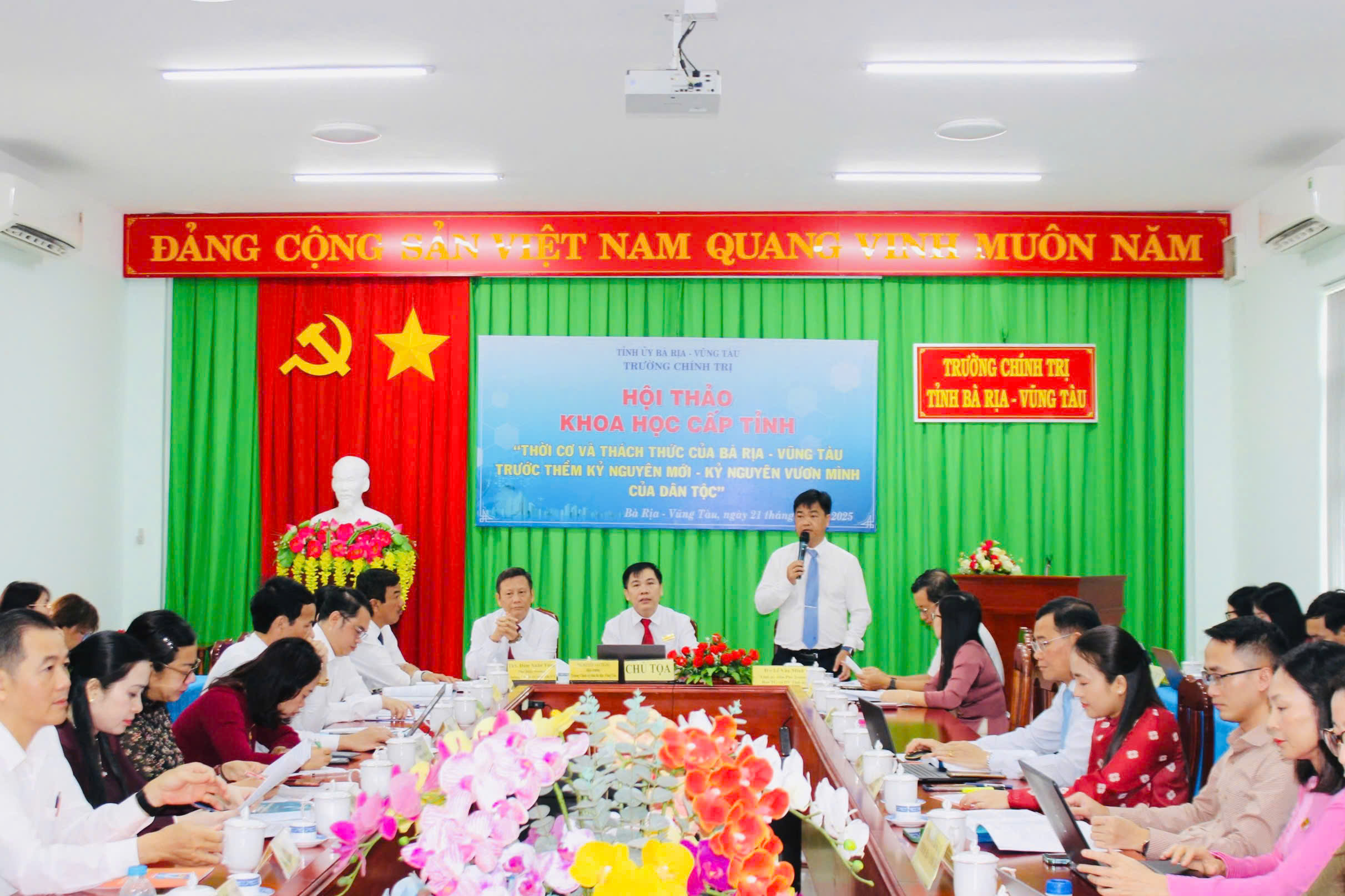 Ông Lê Văn Minh, Phó Trưởng Ban Thường trực Ban Tuyên giáo và Dân vận Tỉnh ủy; Ông Nguyễn Văn Thắng, Bí thư Đảng ủy, Hiệu trưởng Trường Chính trị tỉnh; Ông Đàm Xuân Tùng, Phó Bí thư Đảng ủy, Phó Hiệu trưởng Trường chính trị tỉnh chủ trì hội thảo.
