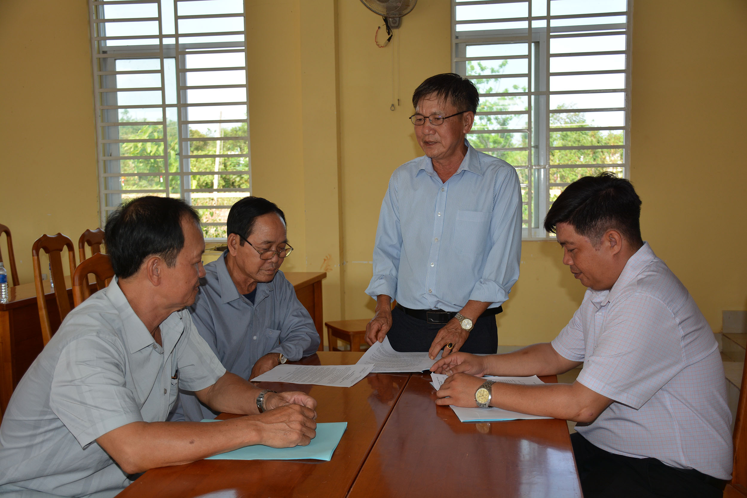 Ông Võ Văn Hoàng, Tổ trưởng Tổ hòa giải cơ sở ấp 4B, xã Hòa Hưng (huyện Xuyên Mộc) cùng các thành viên trong tổ thảo luận, rút kinh nghiệm về công tác hòa giải trên địa bàn ấp.