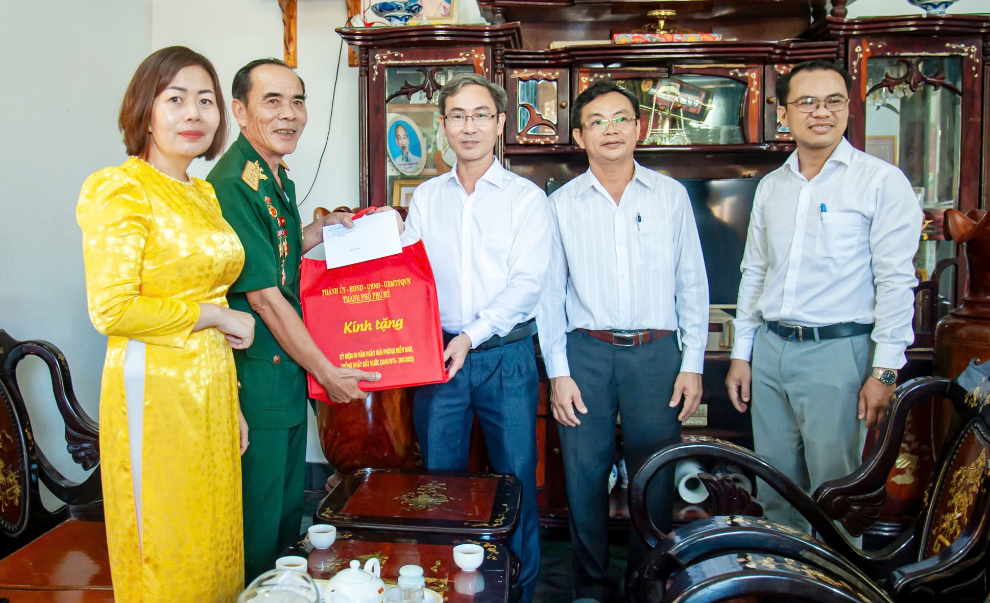 Đoàn do ông Nguyễn Đoàn Tiết Phương, Phó Bí thư Thường trực Thành ủy Phú Mỹ thăm và tặng quà ông Trần Văn Tứ (bệnh binh 61%, ở khu phố 2, phường Hắc Dịch).)