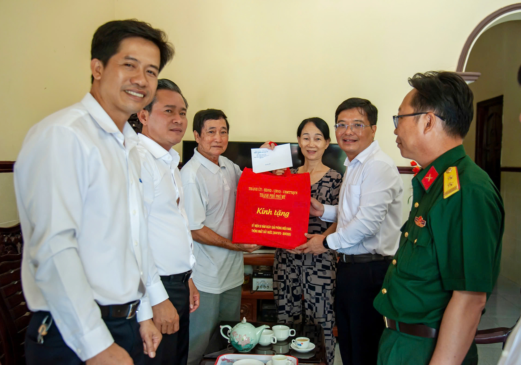 Đoàn công tác do ông Nguyễn Tấn Cường, Chủ tịch UBND TP.Phú Mỹ thăm và tặng quà cho ông Siêu Thế Chiêu (bệnh binh 61%, ở khu phố Phú Thạnh, phường Mỹ Xuân). 