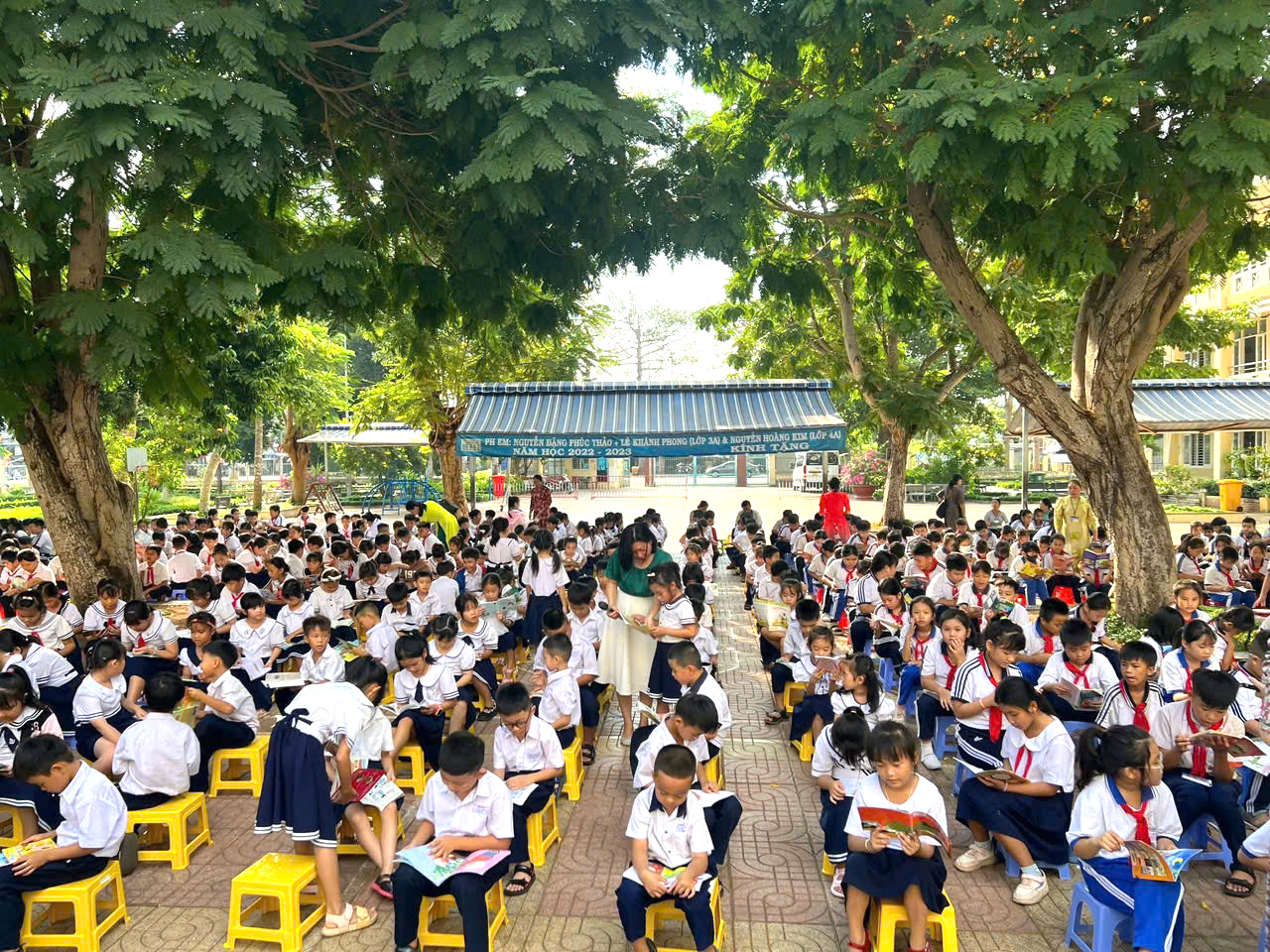 Các em học sinh Trường TH Hòa Long (TP.Bà Rịa) đọc sách tại sân trường.