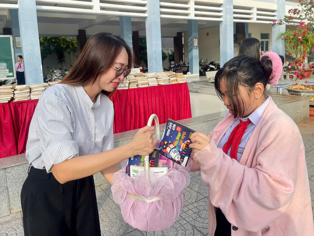 Học sinh nhận phần thưởng tham gia các trò chơi đố vui với sách.