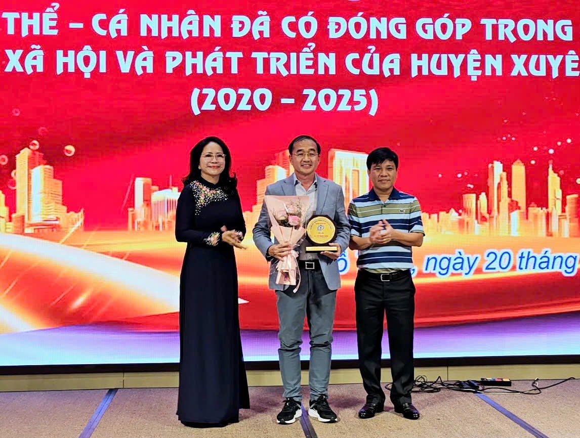 Lãnh đạo huyện Xuyên Mộc tặng Kỷ niệm chương cho tập thể, cá nhân có nhiều đóng góp cho huyện giai đoạn 2020-2025.
