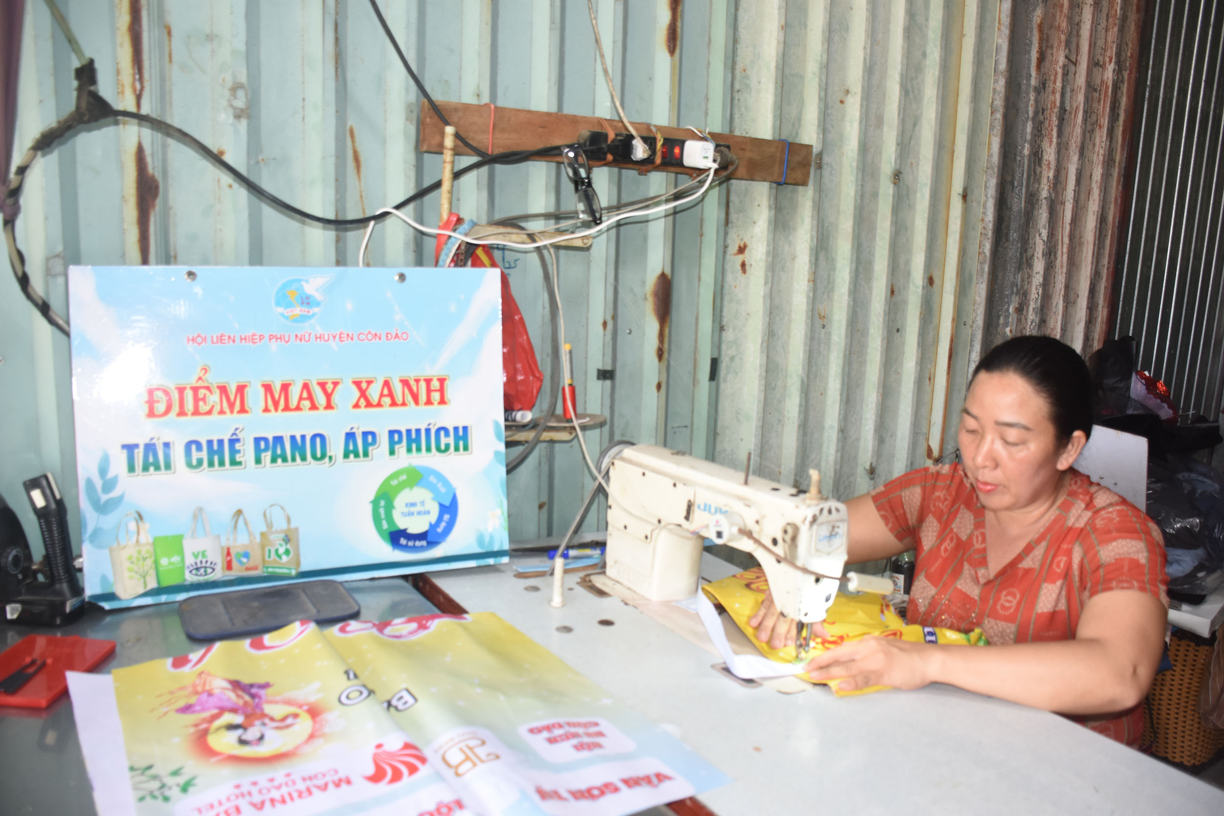 “Điểm may xanh” tái chế pano, áp phích sau khi sử dụng thành giỏ đi chợ của chị Trần Thị Kiều (huyện Côn Đảo).