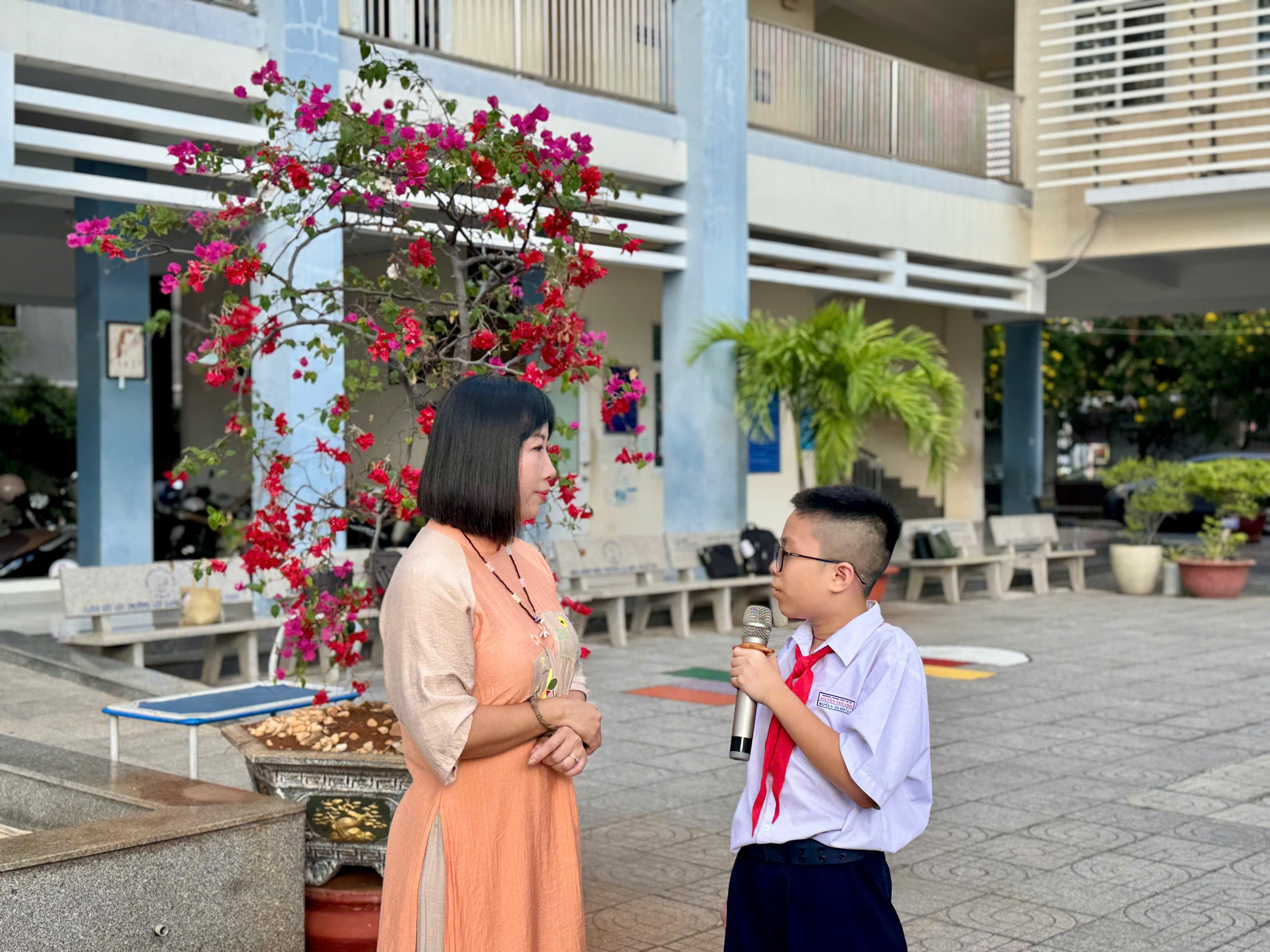   ThS. Lê Thị  Hiếu Thảo, chuyên gia Giáo dục Kỹ năng sống-Kỹ năng tự hướng nghiệp, giao lưu với học sinh Trường THCS Nguyễn Văn Linh (TP.Vũng Tàu).