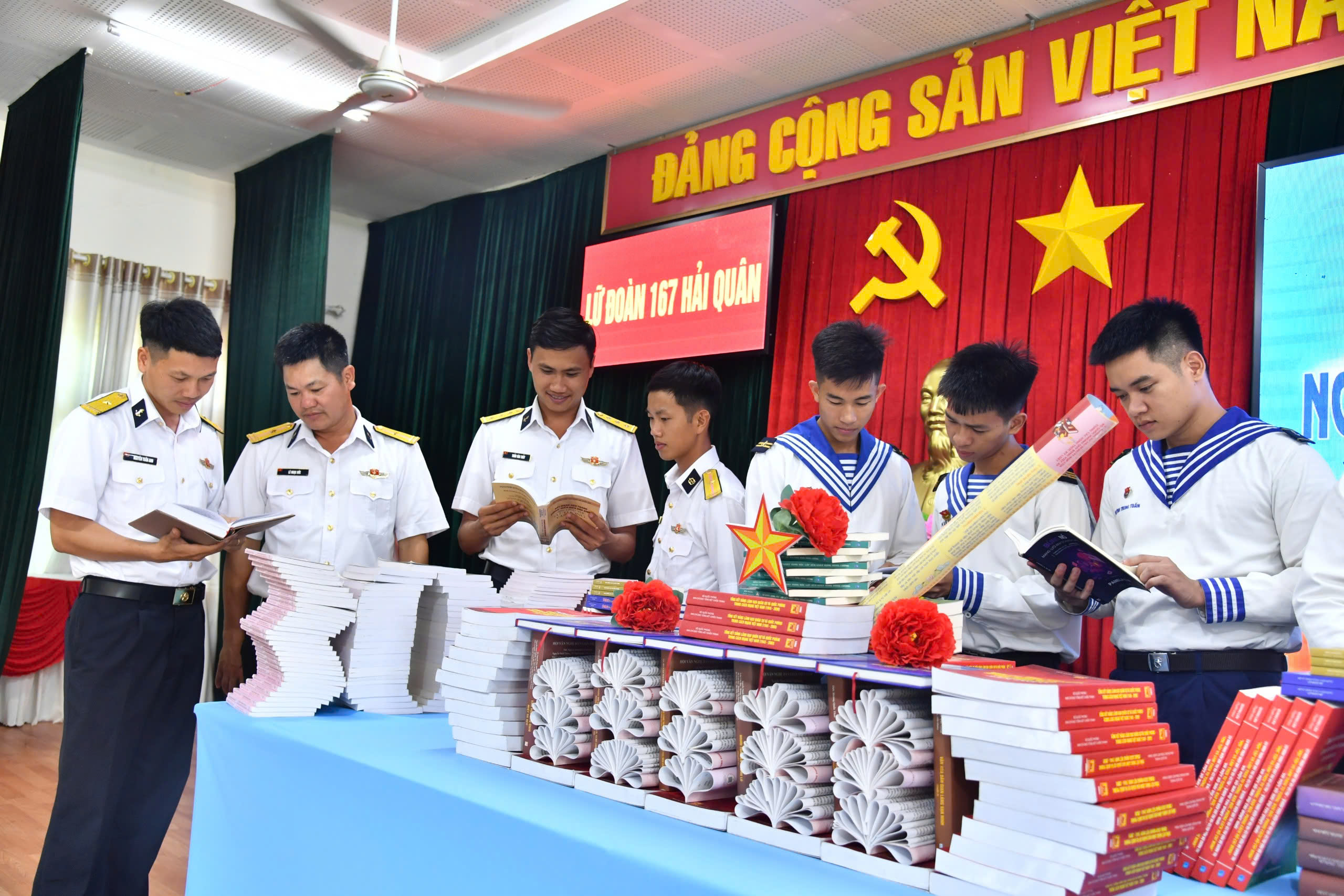 Cán bộ, chiến sĩ Lữ đoàn 167 tham quan, tìm hiểu khu trưng bày sách của đơn vị.