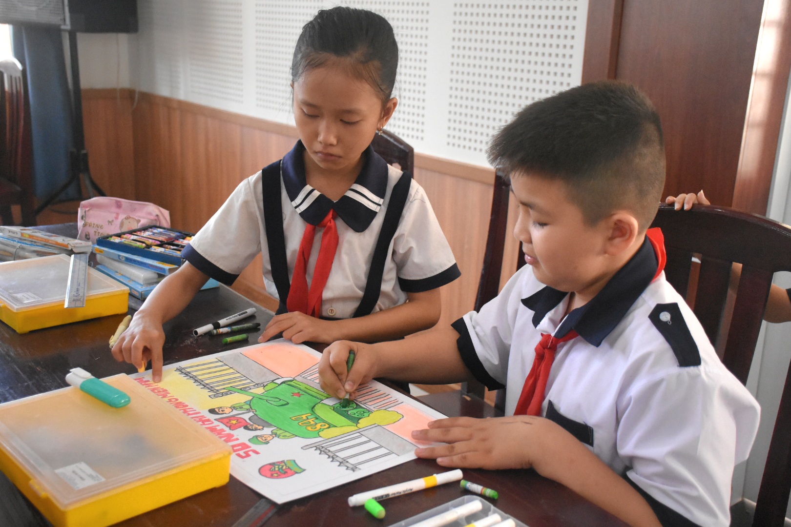 Thiếu nhi huyện Châu Đức tham gia cuộc thi  vẽ tranh chủ đề “50 năm bản hùng ca đại thắng  mùa Xuân bất diệt”.
