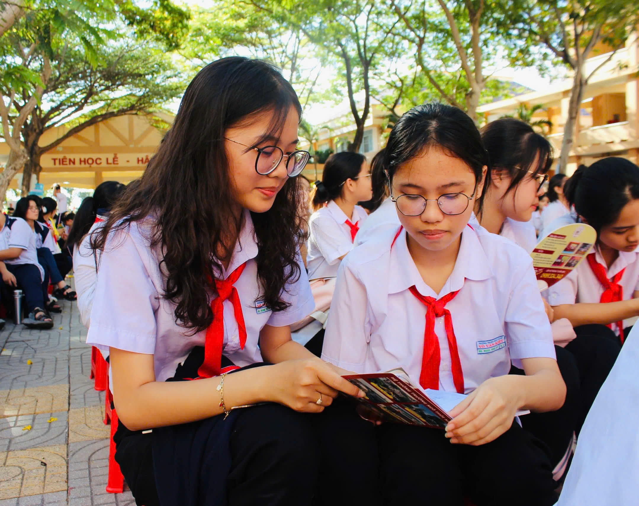 Các em học sinh lớp 9 tham khảo thông tin của các cơ sở giáo dục nghề nghiệp.