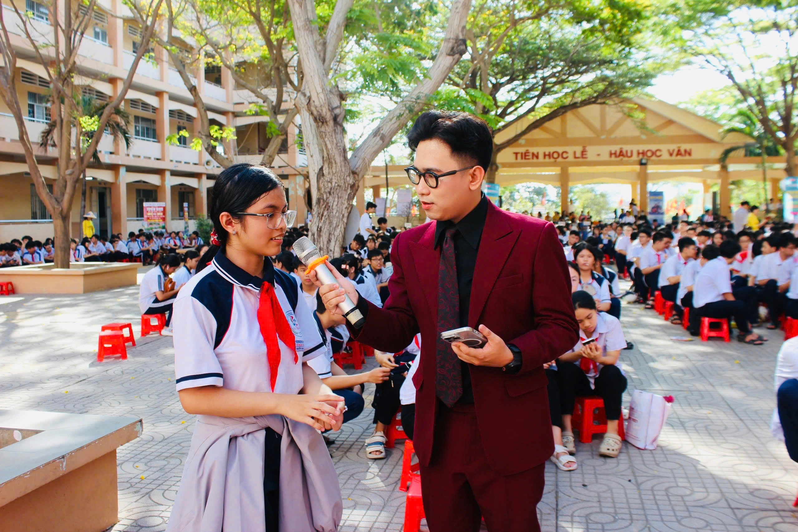 Các em học sinh đặt câu hỏi cho Ban Tư vấn.