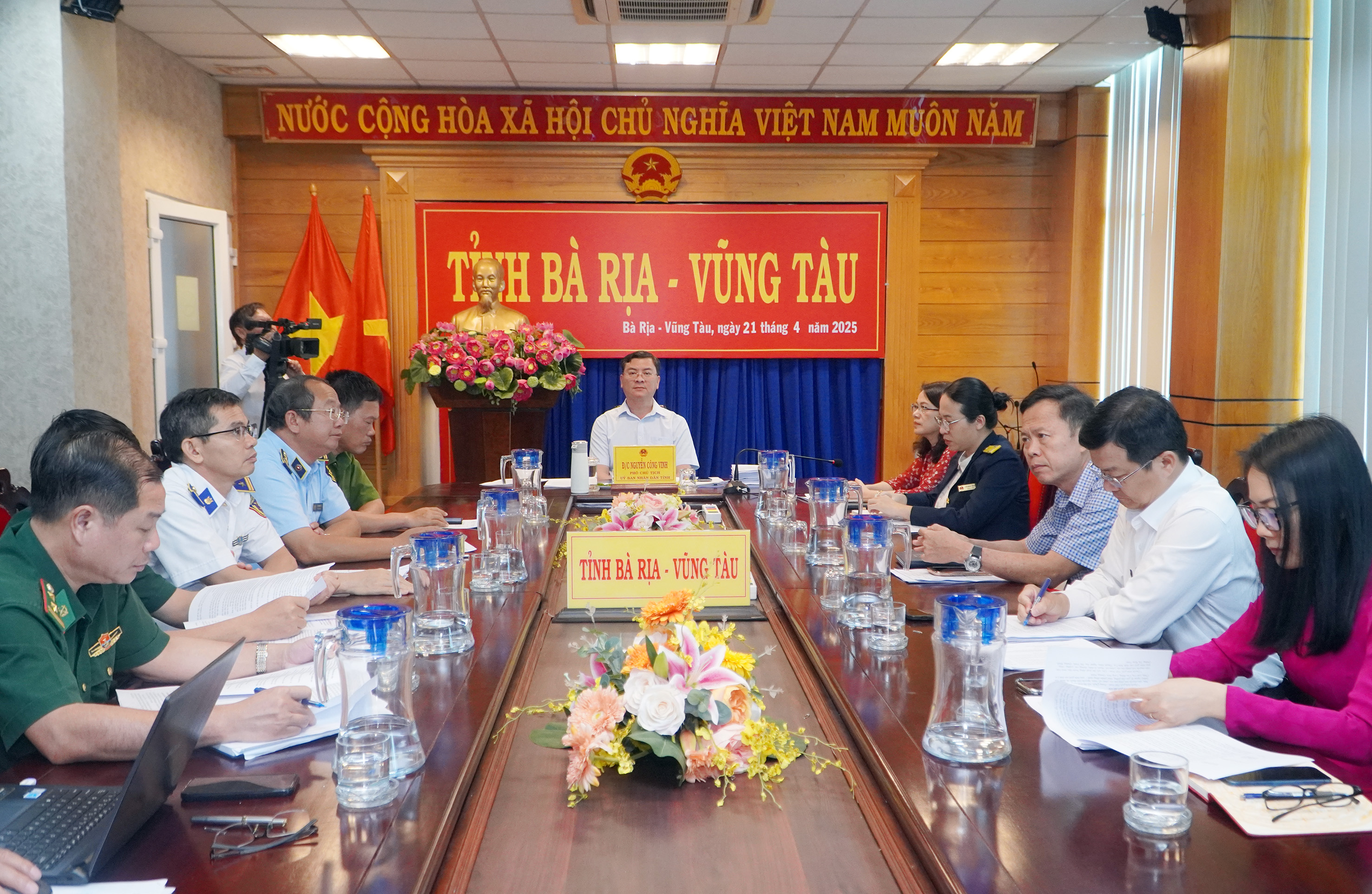 Phó Chủ tịch UBND tỉnh Nguyễn Công Vinh và lãnh đạo các sở, ngành tham dự cuộc họp tại điểm cầu tỉnh Bà Rịa-Vũng Tàu.