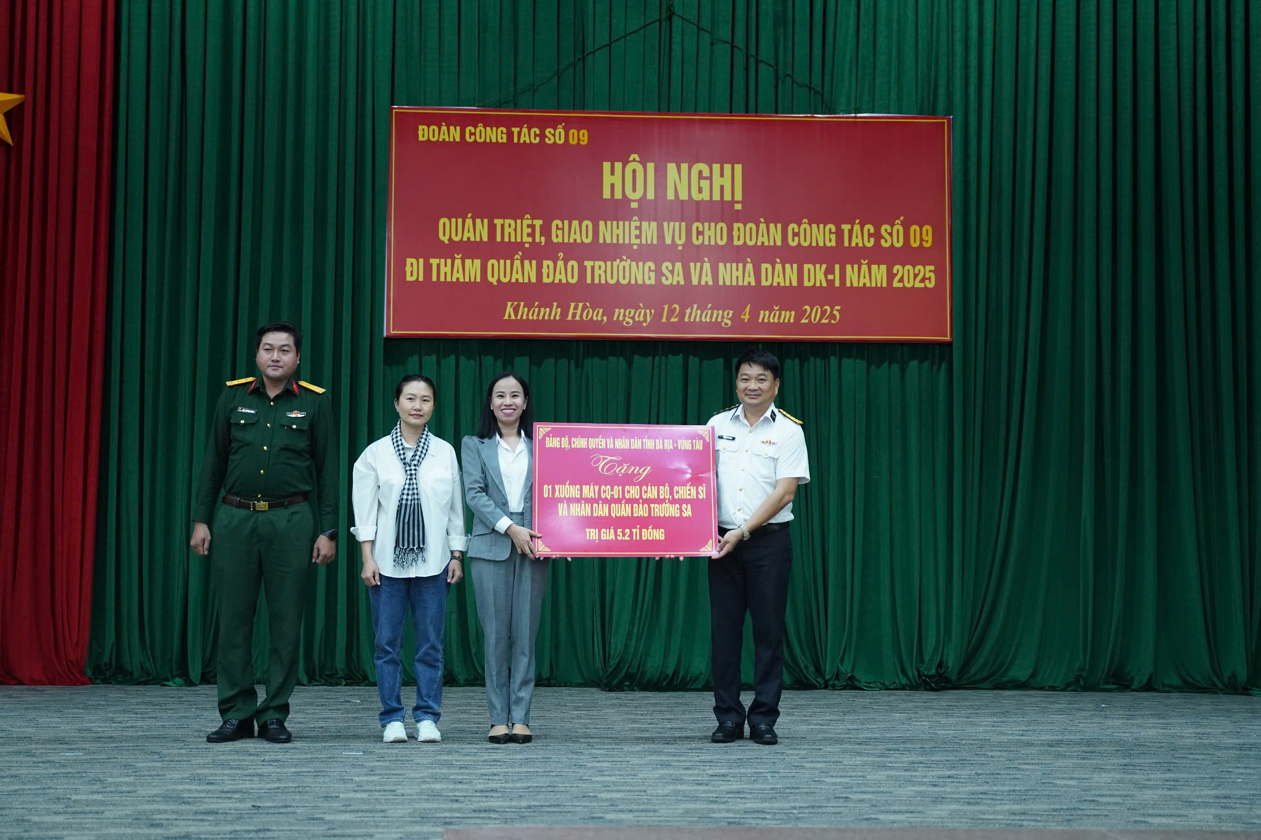Tỉnh Bà Rịa - Vũng Tàu trao tặng một xuồng máy trị giá 5,2 tỷ đồng cho Đảo Trường Sa.