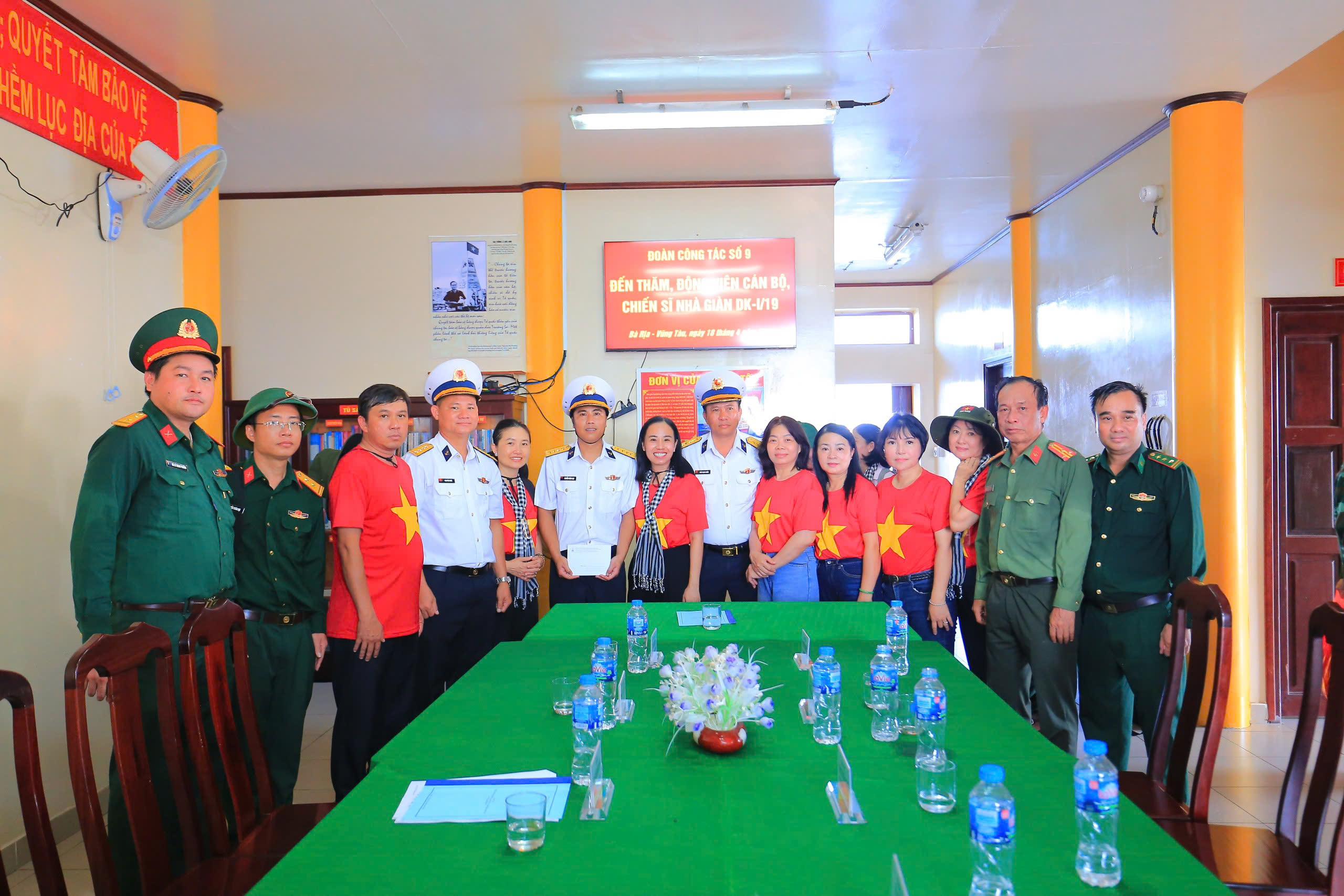 Đoàn công tác tỉnh Bà Rịa-Vũng Tàu trao tặng quà cho cán bộ, chiến sĩ đang thực hiện nhiệm vụ trên Nhà giàn DK1/19.