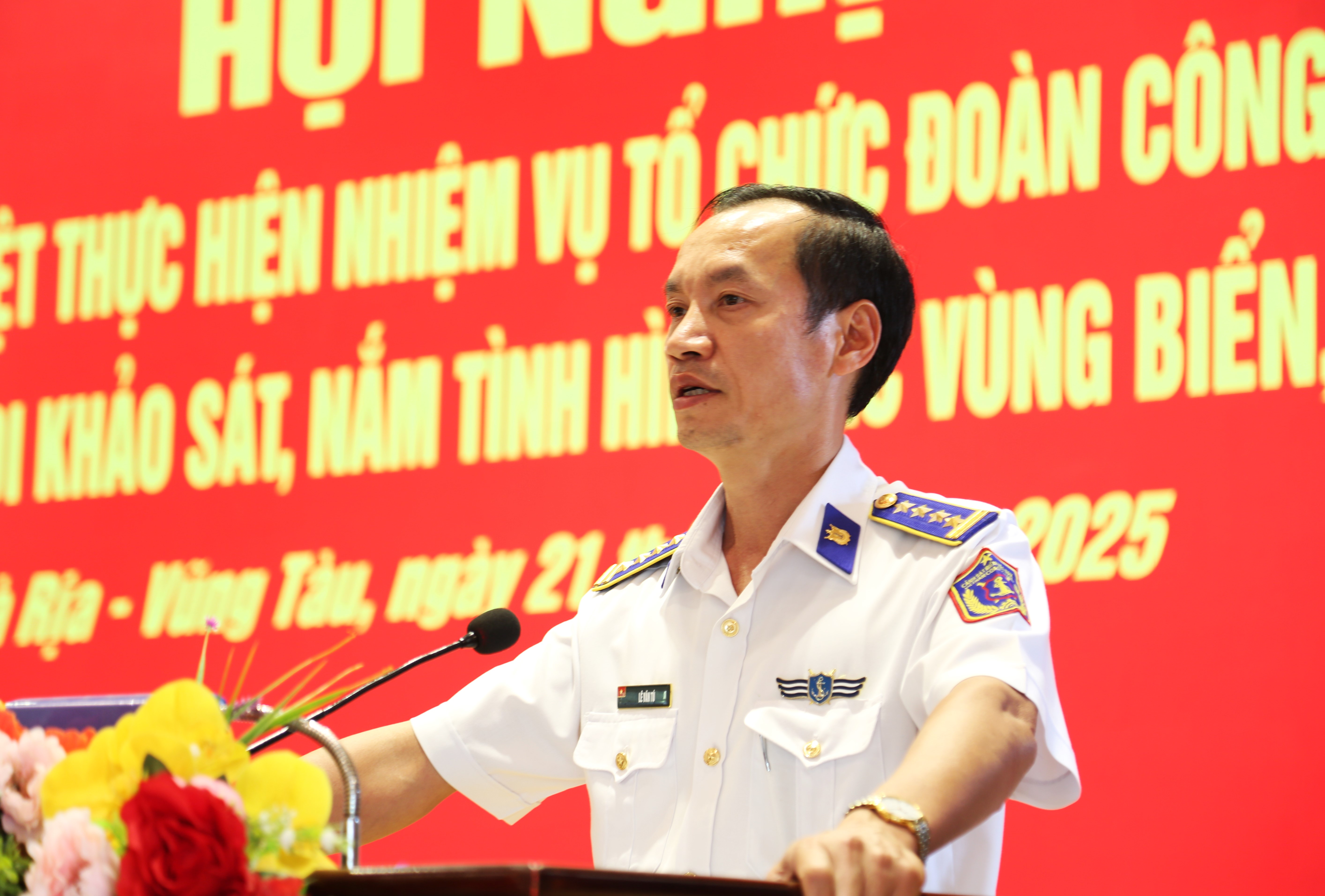 Đại tá Lê Văn Tú, Bí thư Đảng ủy, Chính ủy Bộ Tư lệnh Vùng Cảnh sát biển 3, Trưởng đoàn công tác phát biểu tại hội nghị.