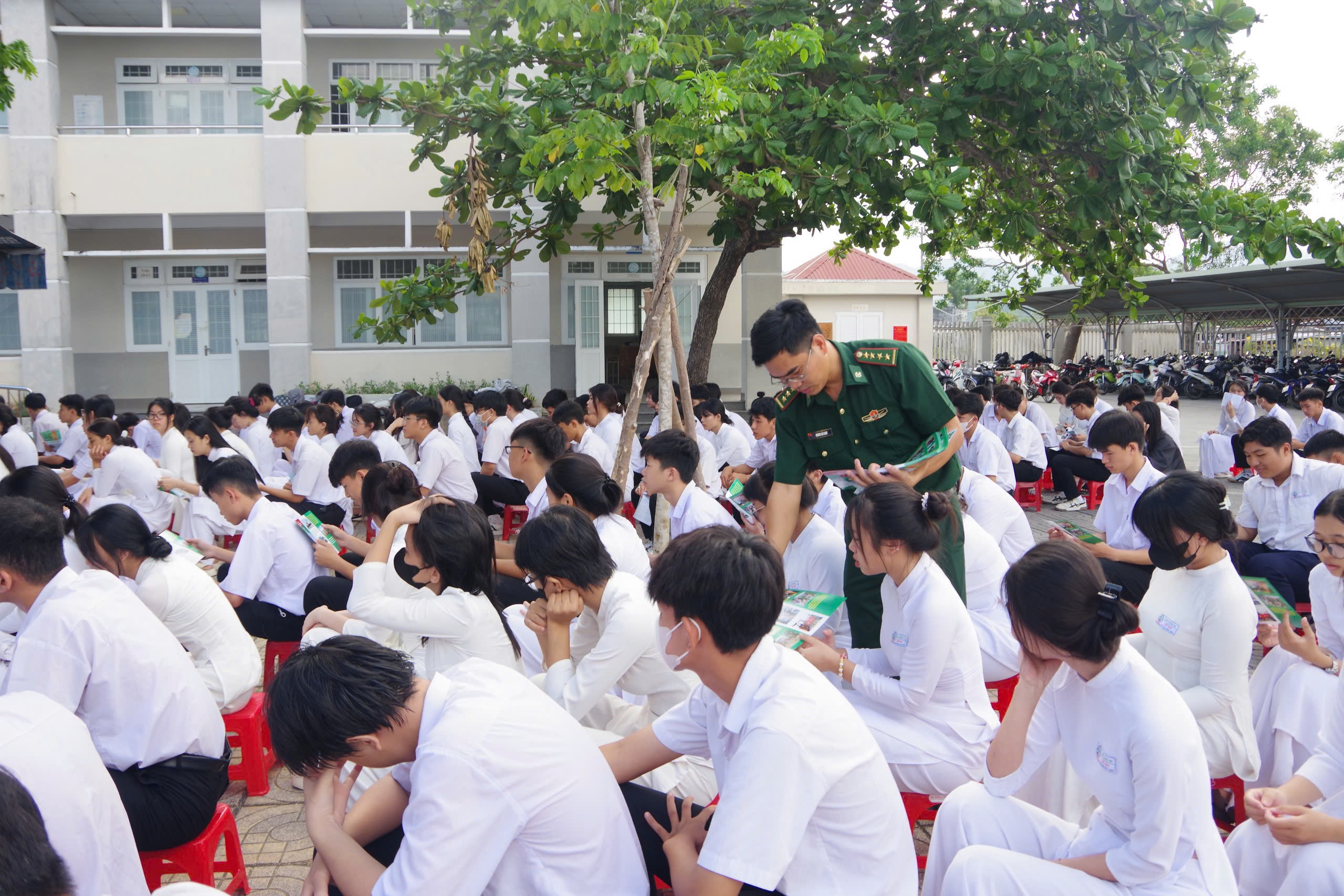 Bộ đội Biên phòng tỉnh phát 2.200 tờ gấp tuyên truyền về Luật Biên phòng Việt Nam đến với cán bộ, học sinh tại hội nghị.