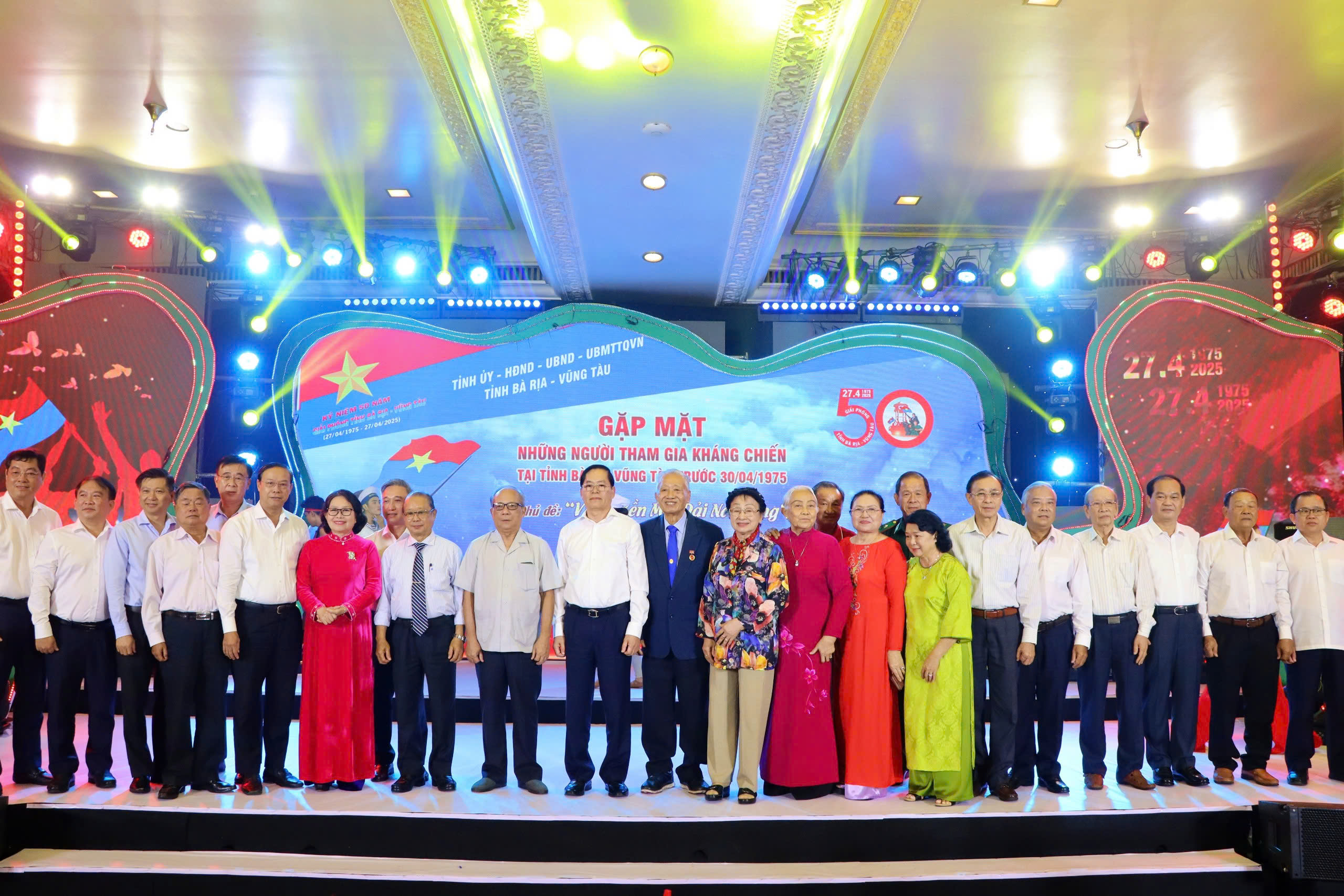 Đại biểu chụp hình lưu niệm tại chương trình gặp mặt.