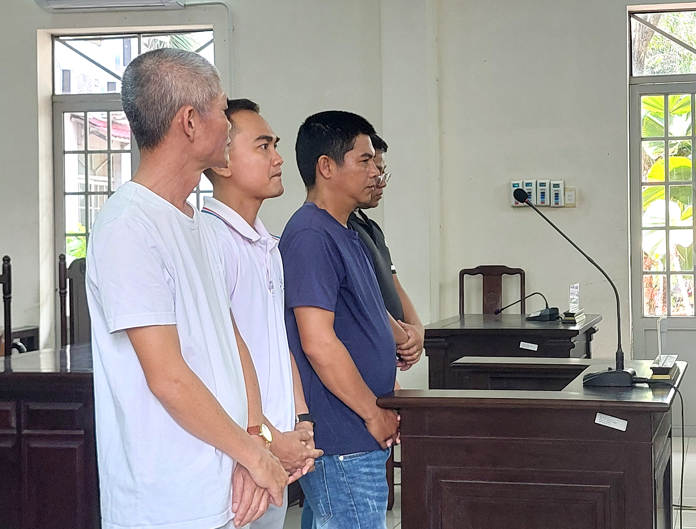 Đường dây đánh bạc bằng hình thức cá độ bóng đá và ghi lô đề lãnh án.