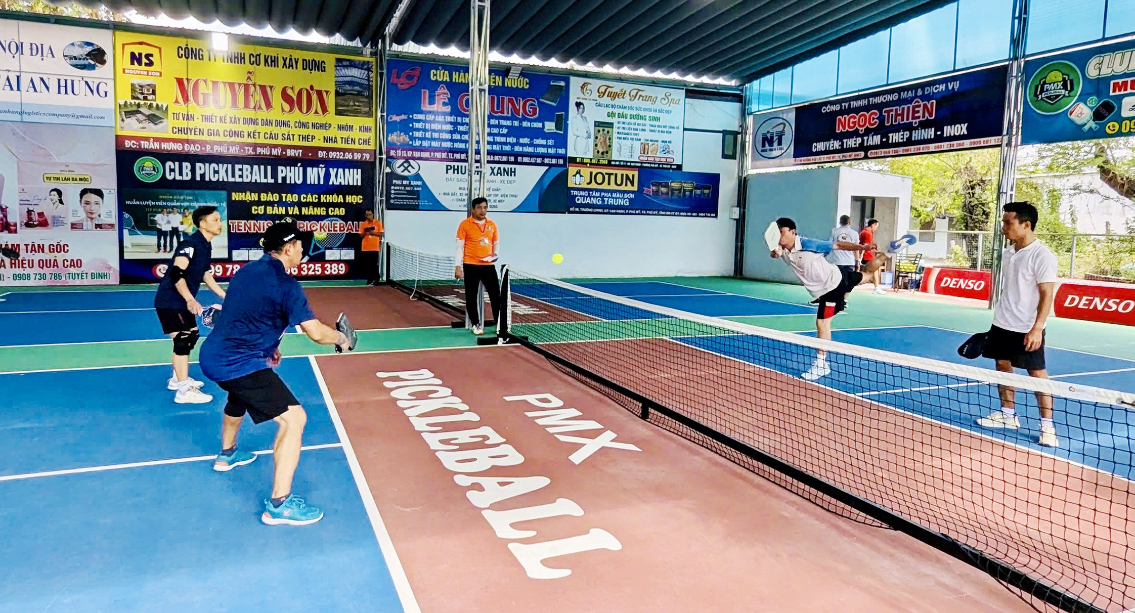 Các VĐV thi đấu nội dung pickleball.