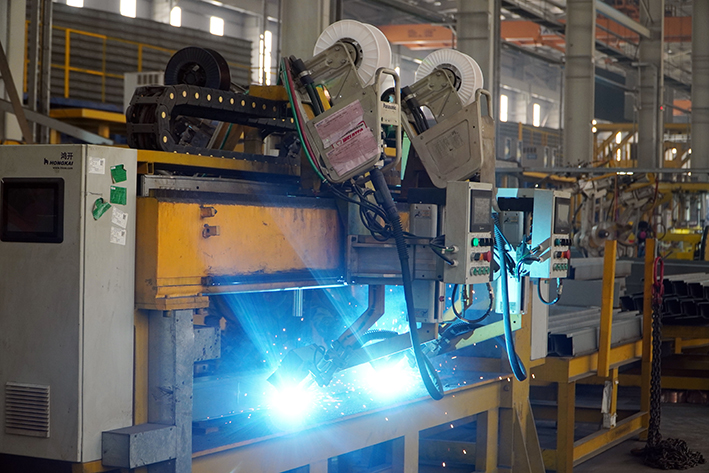 Robot làm công đoạn hàn được vận hành bởi AI, có độ chính xác tuyệt đối tại nhà máy của Công ty CP Sản xuất Container Hòa Phát.