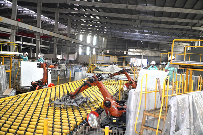 Robot bốc xếp thành phẩm tại nhà máy của Công ty TNHH Kính nổi siêu trắng Phú Mỹ.