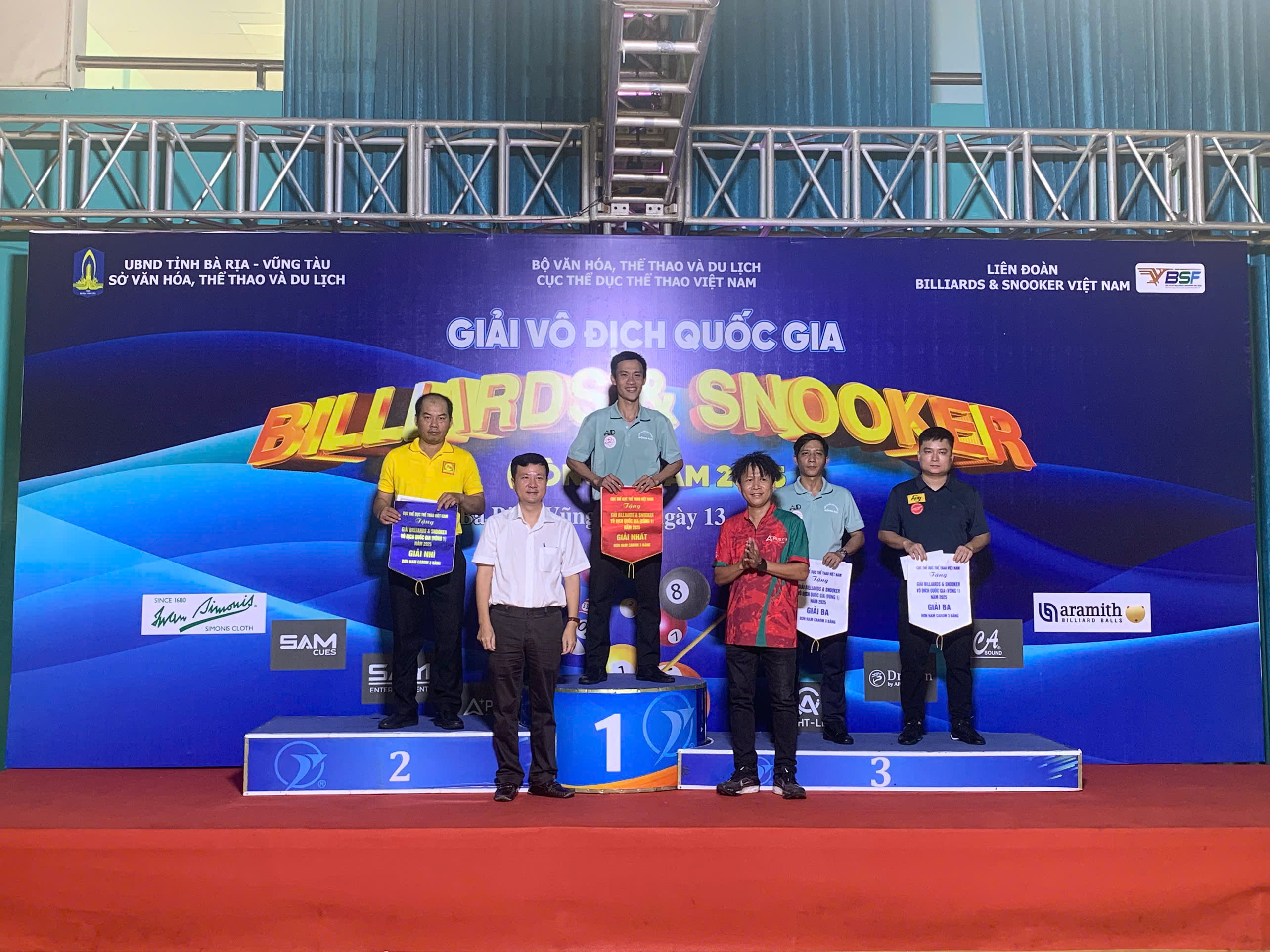Ban tổ chức trao giải Nhất, Nhì, Ba có các cơ thủ xuất sắc ở nội dung carom 3 băng.