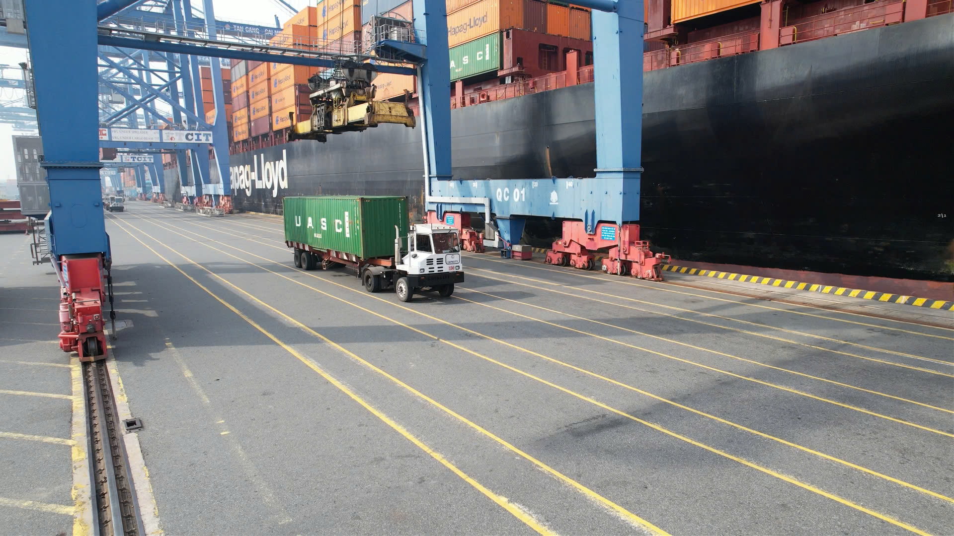 Xếp dỡ hàng container tại cảng TCIT.