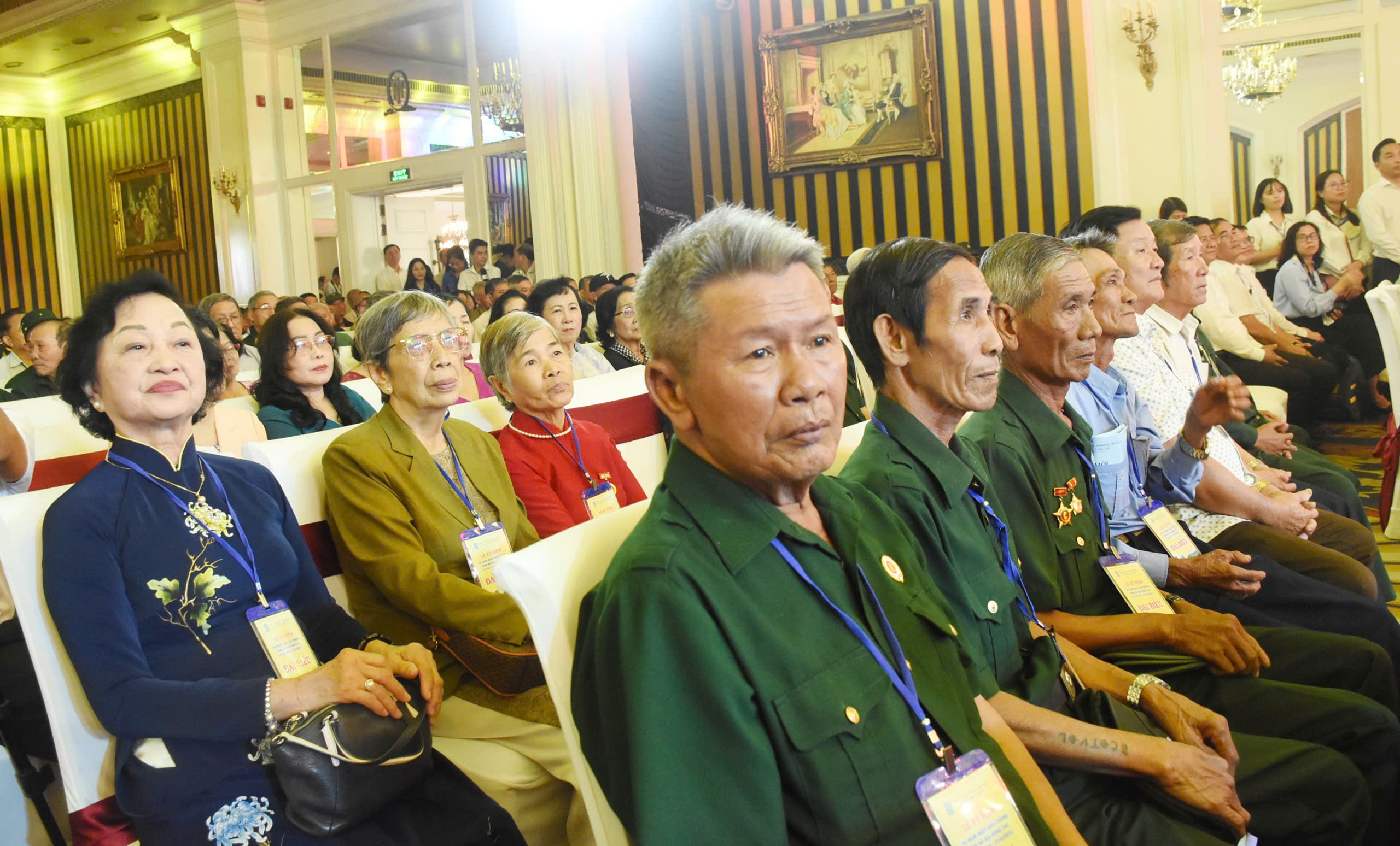 Các đại biểu đại diện cho hàng ngàn người tham gia kháng chiến tham dự chương trình.