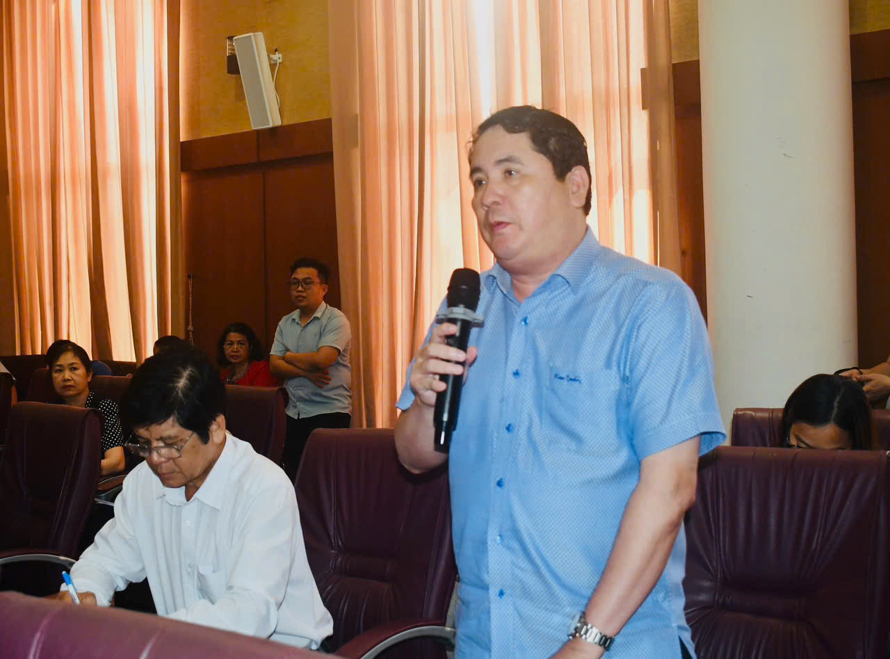 Đại diện lãnh đạo Sở Nội vụ trả lời ý kiến cử tri huyện Côn Đảo về nội dung cải cách hành chính.