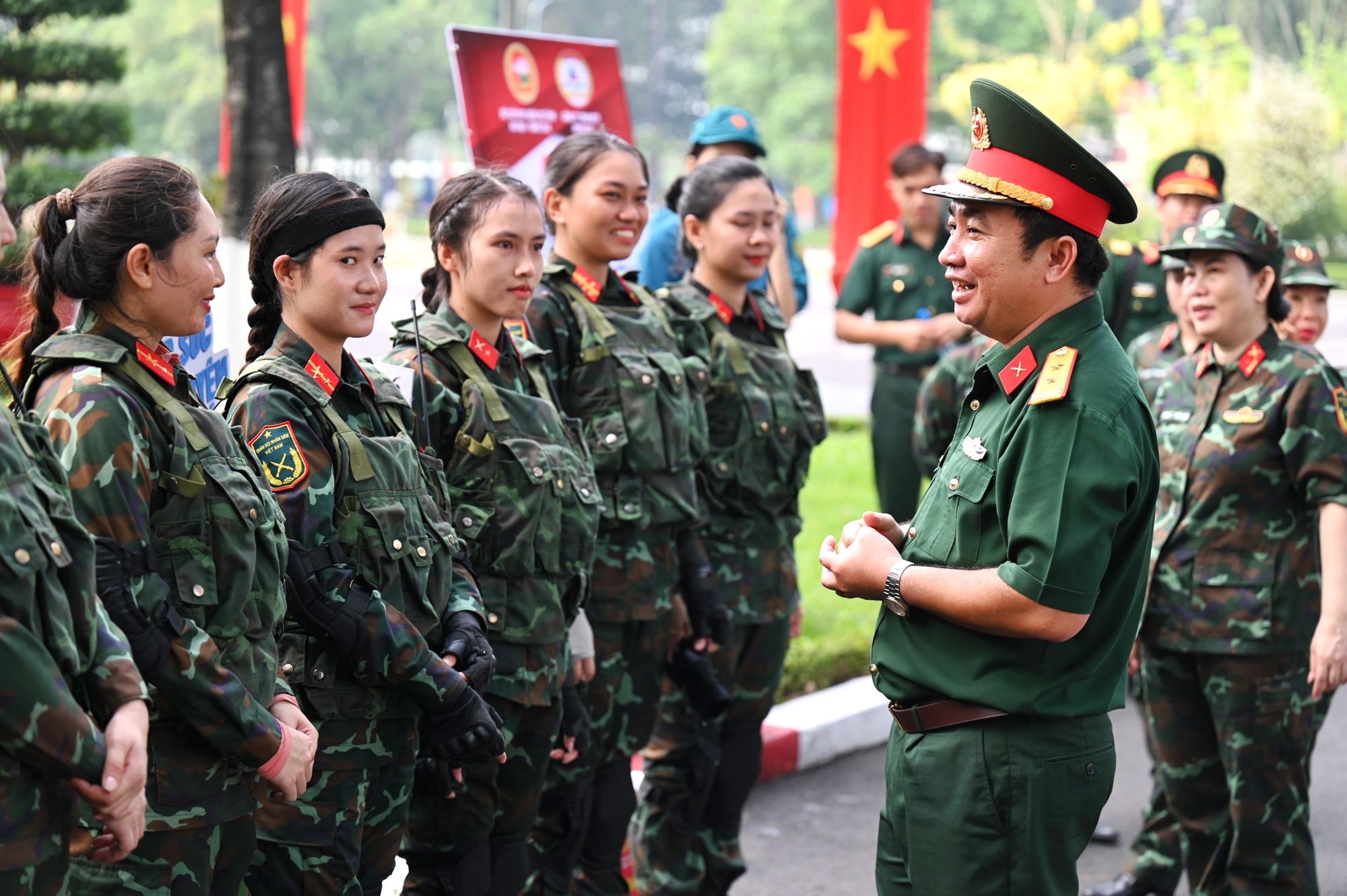 Trung tá Ngô Khánh, Chính ủy Bộ CHQS tỉnh thăm hỏi, động viên nữ cán bộ, chiến sĩ thuộc Bộ Chỉ huy Quân sự tỉnh tham gia luyện tập diễu binh khối nữ biệt động.