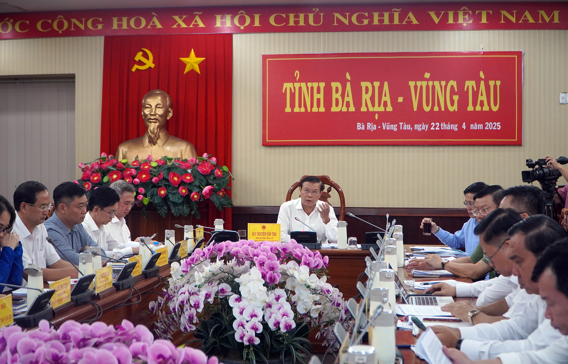 Chủ tịch UBND tỉnh Nguyễn Văn Thọ chủ trì cuộc họp.